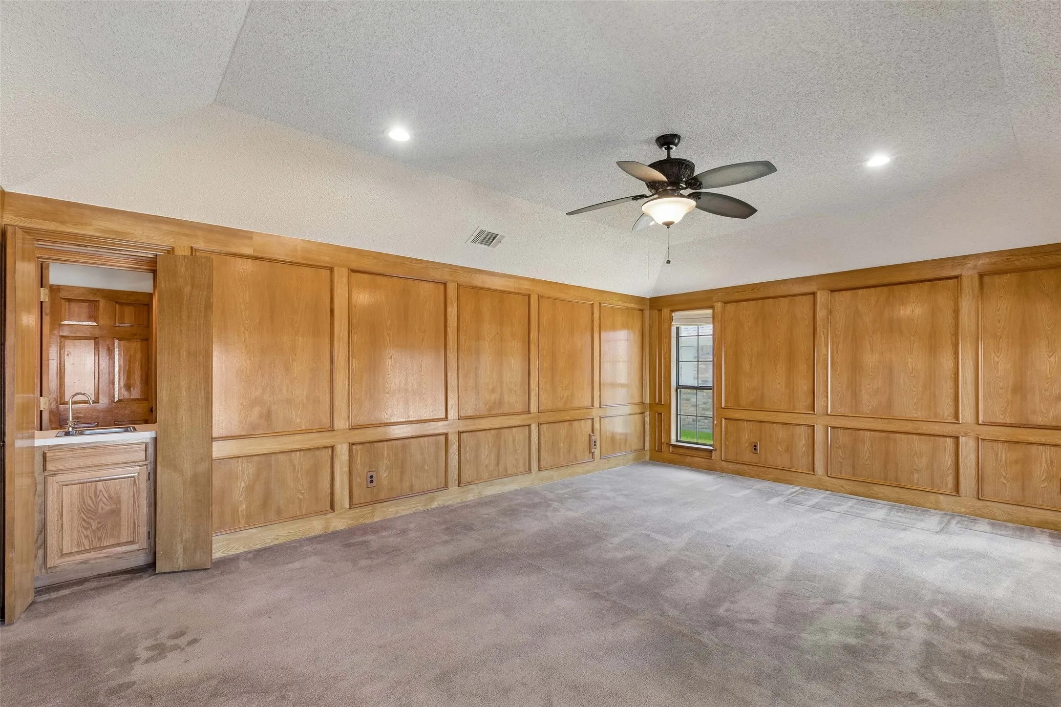 Single Family Residence For Sale in Denton County , 2924 Cambridgeshire Drive, Carrollton, Texas 75007, 5 Bedroom, 4 Bathroom, 2 Garage spaces, 3,676 Sqft, built in 1985, mls#21403498, Real Estate Agent in Carrollton, Homes For Sale in Denton county, Homes For Sale in Carrollton, Realtor in Carrollton Texas, Real Estate Brokerage Independent Realty Texas, Luminita Cordes Realtor