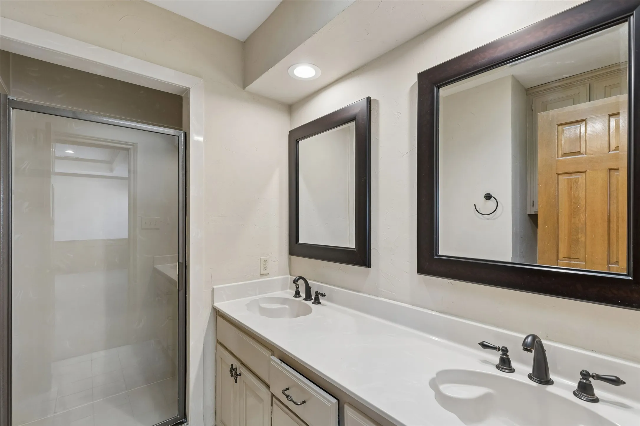 Single Family Residence For Sale in Denton County , 2924 Cambridgeshire Drive, Carrollton, Texas 75007, 5 Bedroom, 4 Bathroom, 2 Garage spaces, 3,676 Sqft, built in 1985, mls#21403498, Real Estate Agent in Carrollton, Homes For Sale in Denton county, Homes For Sale in Carrollton, Realtor in Carrollton Texas, Real Estate Brokerage Independent Realty Texas, Luminita Cordes Realtor