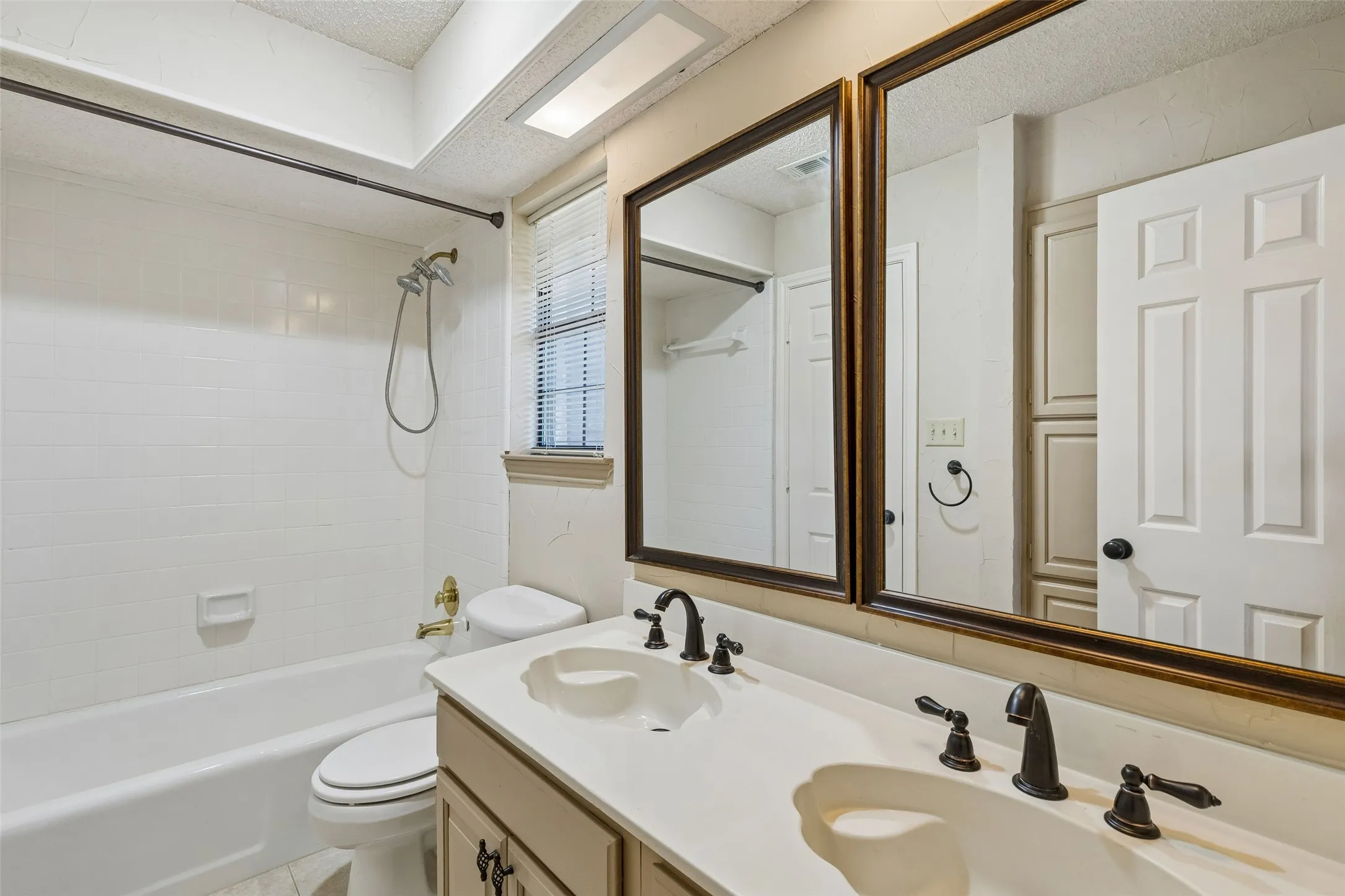 Single Family Residence For Sale in Denton County , 2924 Cambridgeshire Drive, Carrollton, Texas 75007, 5 Bedroom, 4 Bathroom, 2 Garage spaces, 3,676 Sqft, built in 1985, mls#21403498, Real Estate Agent in Carrollton, Homes For Sale in Denton county, Homes For Sale in Carrollton, Realtor in Carrollton Texas, Real Estate Brokerage Independent Realty Texas, Luminita Cordes Realtor