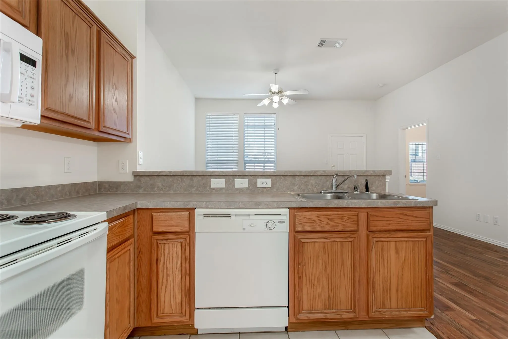 Duplex For Rent in Denton County , 1727 Preston On The Lake Boulevard, Little Elm, Texas 75068, 2 Bedroom, 2 Bathroom, 2 Garage spaces, 1,105 Sqft, built in 2004, mls#21403718, Real Estate Agent in Little Elm, Homes For Rent in Denton county, Homes For Rent in Little Elm, Realtor in Little Elm Texas, Real Estate Brokerage Independent Realty Texas, Luminita Cordes Realtor