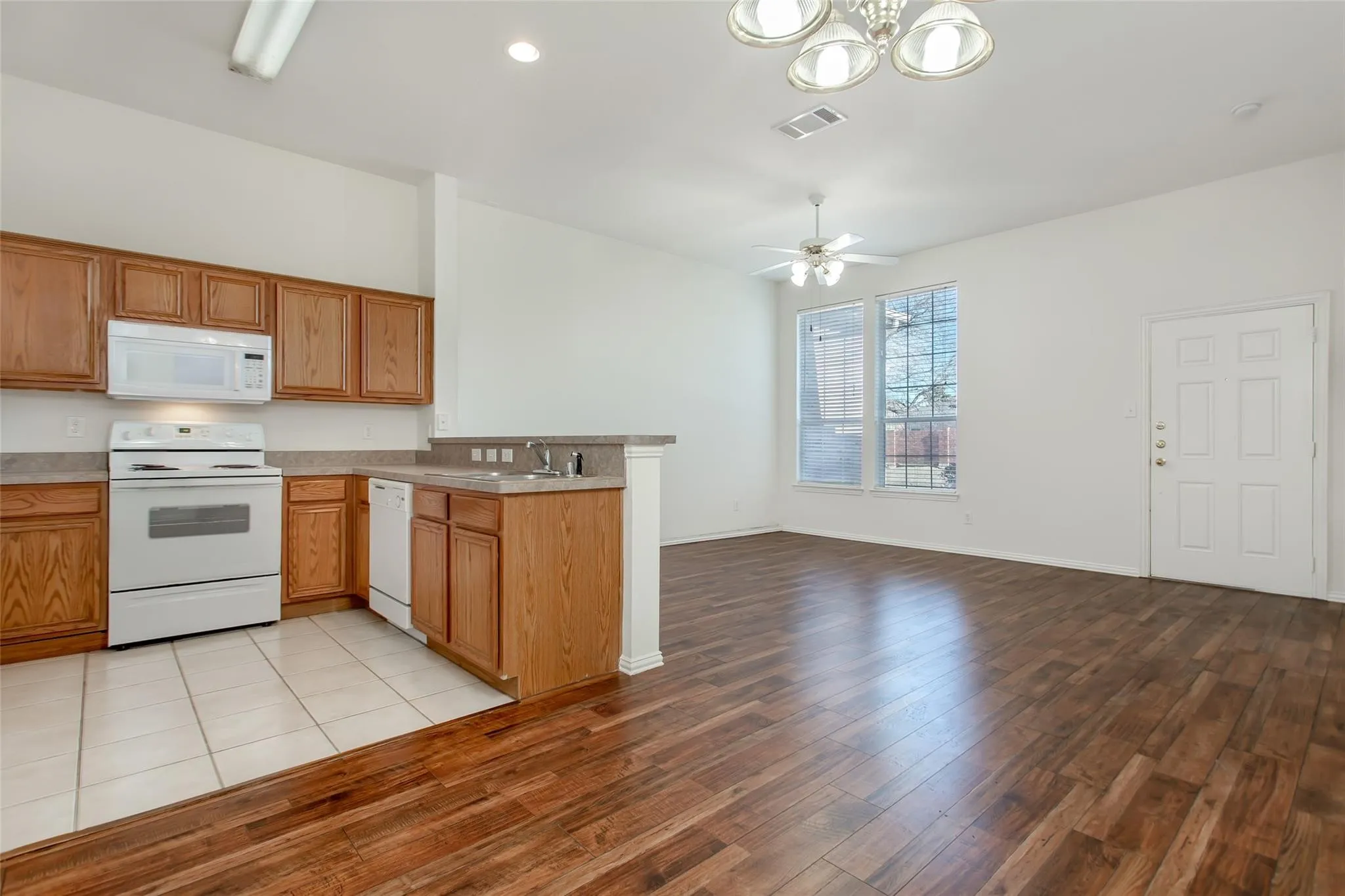 Duplex For Rent in Denton County , 1727 Preston On The Lake Boulevard, Little Elm, Texas 75068, 2 Bedroom, 2 Bathroom, 2 Garage spaces, 1,105 Sqft, built in 2004, mls#21403718, Real Estate Agent in Little Elm, Homes For Rent in Denton county, Homes For Rent in Little Elm, Realtor in Little Elm Texas, Real Estate Brokerage Independent Realty Texas, Luminita Cordes Realtor