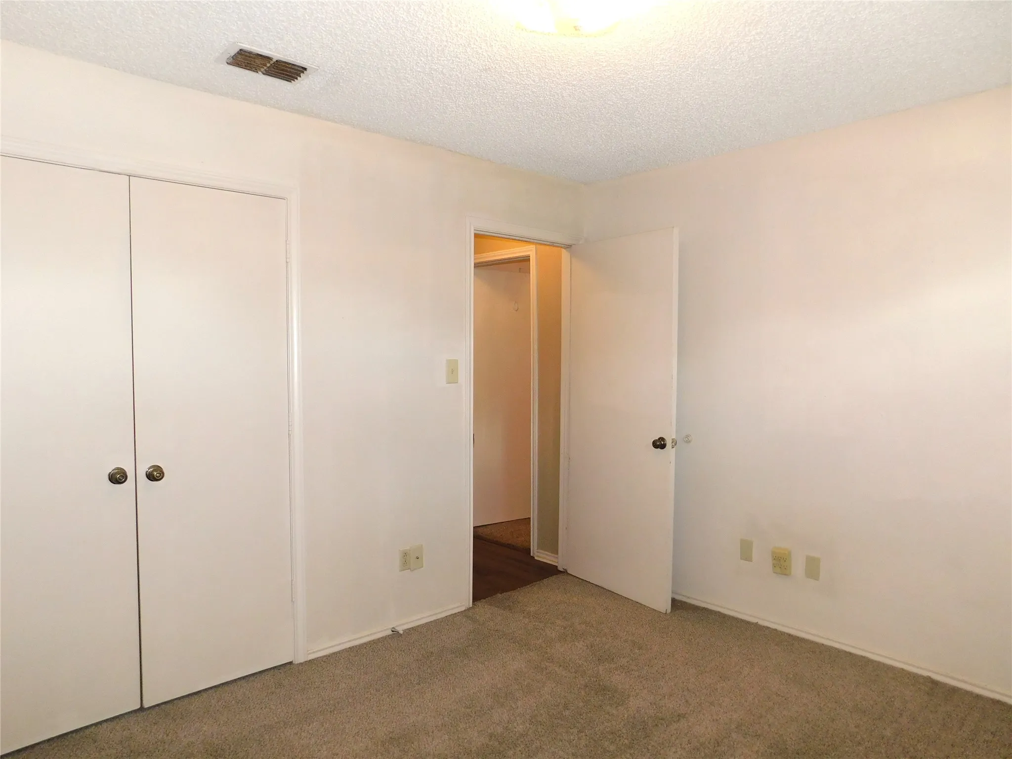 Duplex For Rent in Collin County , 9792 Windy Ridge Road, Frisco, Texas 75033, 3 Bedroom, 2 Bathroom, Garage spaces, 1,262 Sqft, built in 1983, mls#21405565, Real Estate Agent in Frisco, Homes For Rent in Collin county, Homes For Rent in Frisco, Realtor in Frisco Texas, Real Estate Brokerage Independent Realty Texas, Luminita Cordes Realtor
