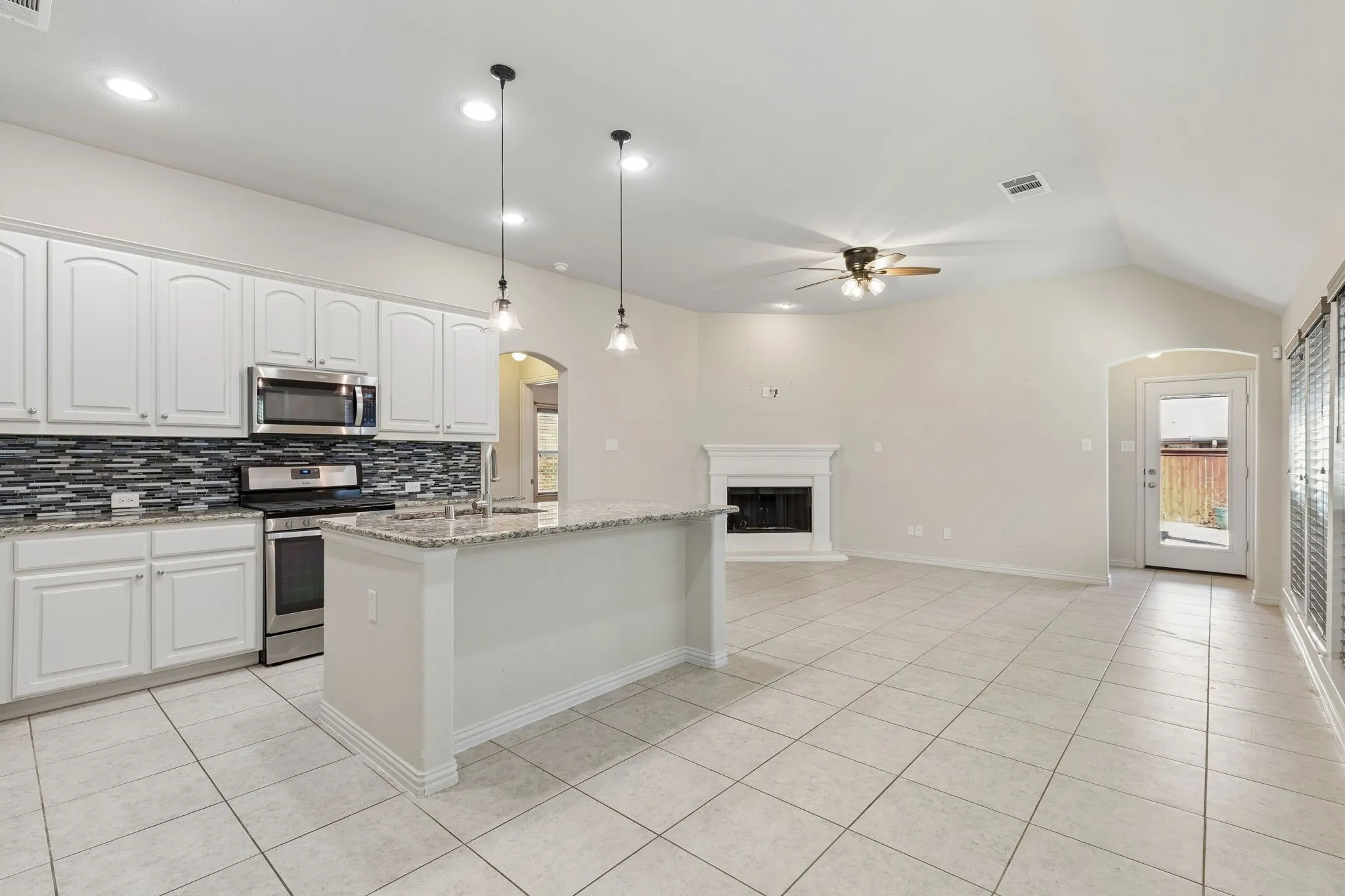 Single Family Residence For Sale in Denton County , 421 Catherine Lane, Argyle, Texas 76226, 3 Bedroom, 2 Bathroom, 2 Garage spaces, 1,736 Sqft, built in 2015, mls#21405361, Real Estate Agent in Argyle, Homes For Sale in Denton county, Homes For Sale in Argyle, Realtor in Argyle Texas, Real Estate Brokerage Independent Realty Texas, Luminita Cordes Realtor