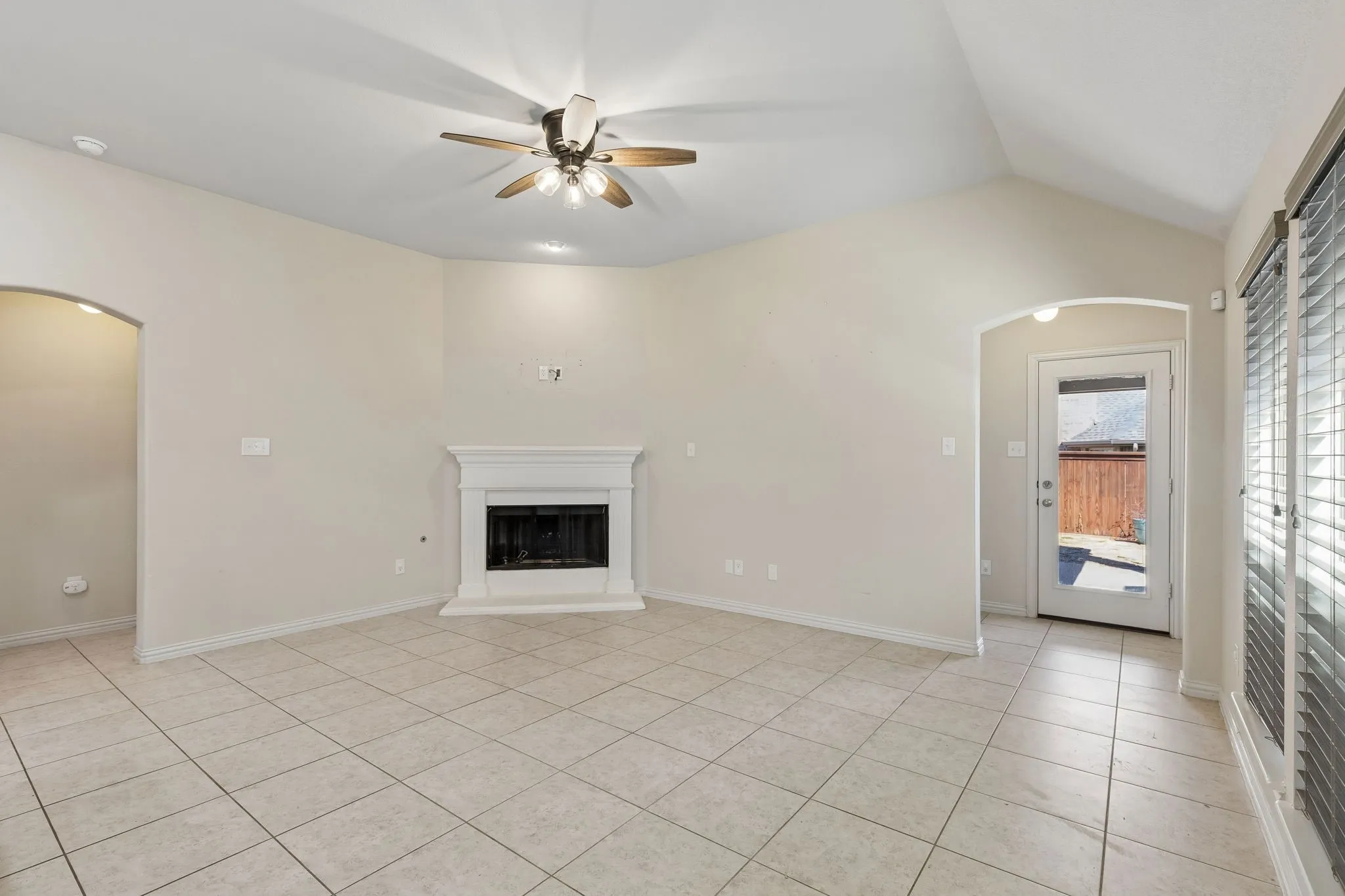 Single Family Residence For Sale in Denton County , 421 Catherine Lane, Argyle, Texas 76226, 3 Bedroom, 2 Bathroom, 2 Garage spaces, 1,736 Sqft, built in 2015, mls#21405361, Real Estate Agent in Argyle, Homes For Sale in Denton county, Homes For Sale in Argyle, Realtor in Argyle Texas, Real Estate Brokerage Independent Realty Texas, Luminita Cordes Realtor