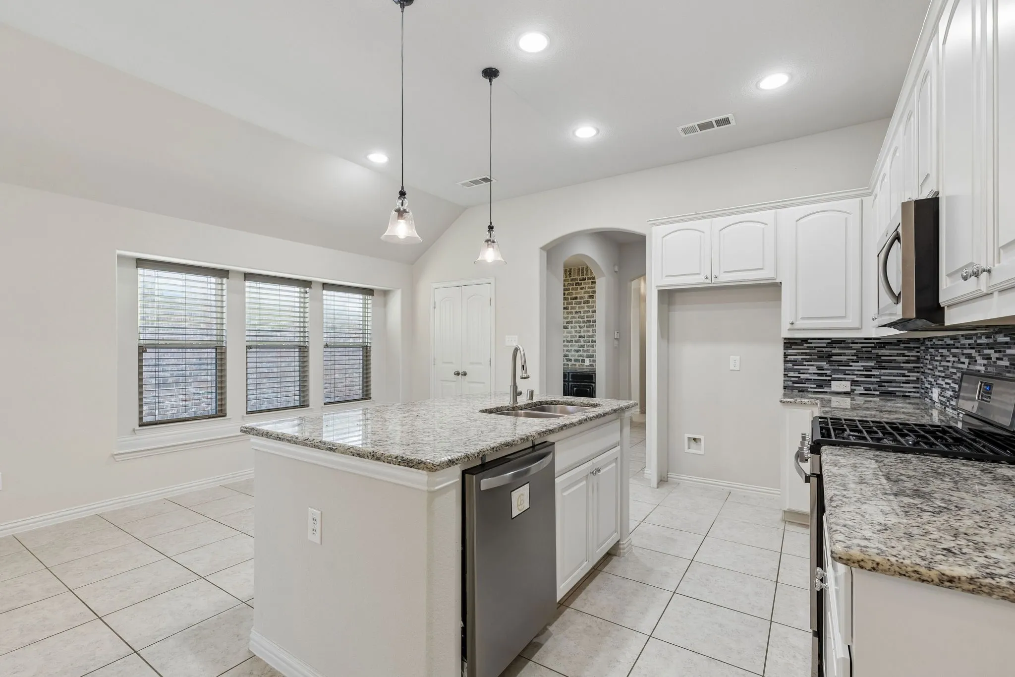 Single Family Residence For Sale in Denton County , 421 Catherine Lane, Argyle, Texas 76226, 3 Bedroom, 2 Bathroom, 2 Garage spaces, 1,736 Sqft, built in 2015, mls#21405361, Real Estate Agent in Argyle, Homes For Sale in Denton county, Homes For Sale in Argyle, Realtor in Argyle Texas, Real Estate Brokerage Independent Realty Texas, Luminita Cordes Realtor