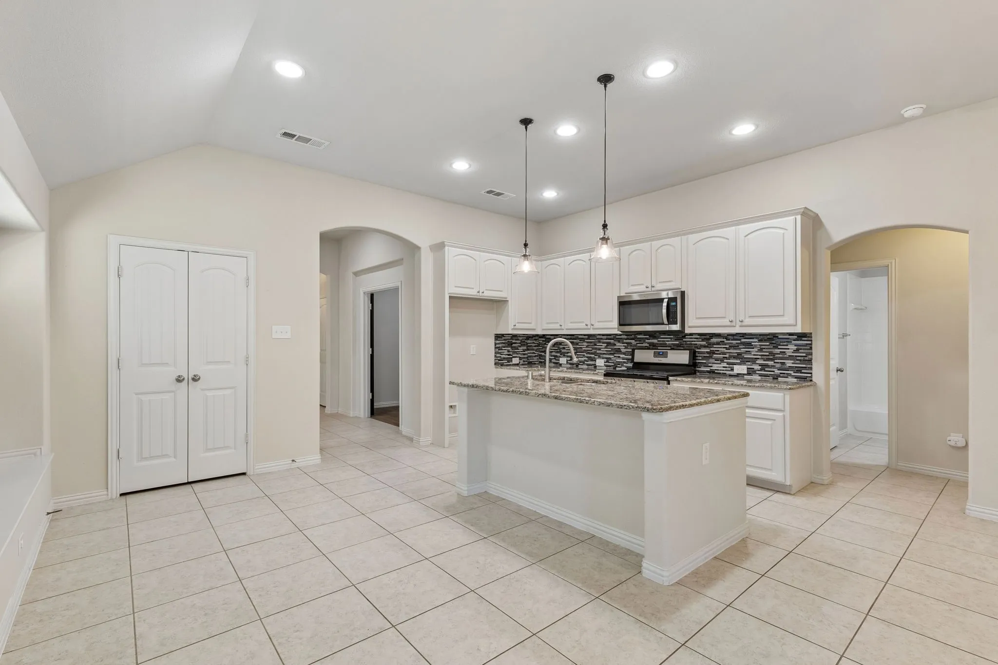 Single Family Residence For Sale in Denton County , 421 Catherine Lane, Argyle, Texas 76226, 3 Bedroom, 2 Bathroom, 2 Garage spaces, 1,736 Sqft, built in 2015, mls#21405361, Real Estate Agent in Argyle, Homes For Sale in Denton county, Homes For Sale in Argyle, Realtor in Argyle Texas, Real Estate Brokerage Independent Realty Texas, Luminita Cordes Realtor