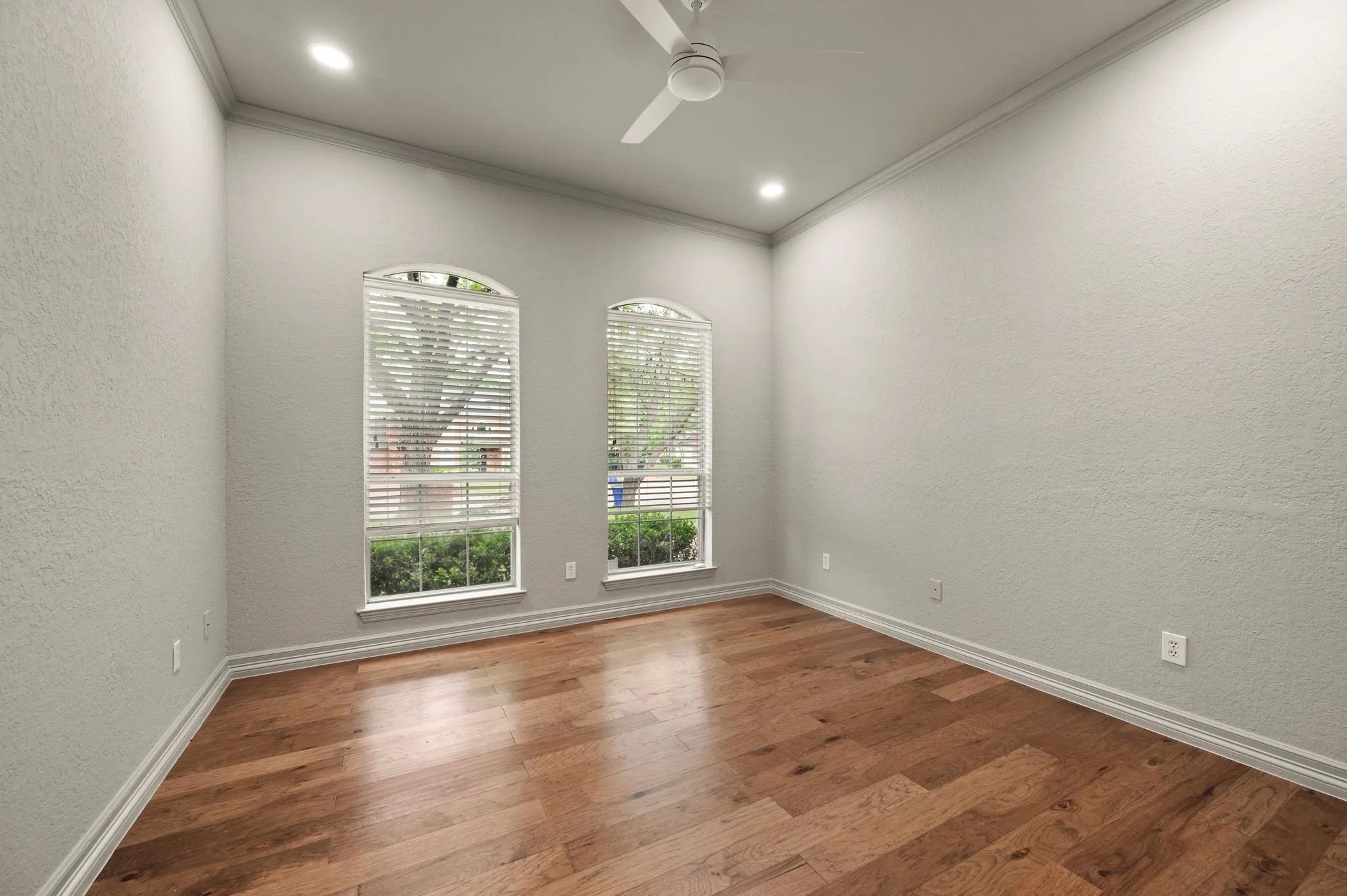 Unfurnished room with crown molding, ceiling fan, and baseboards
