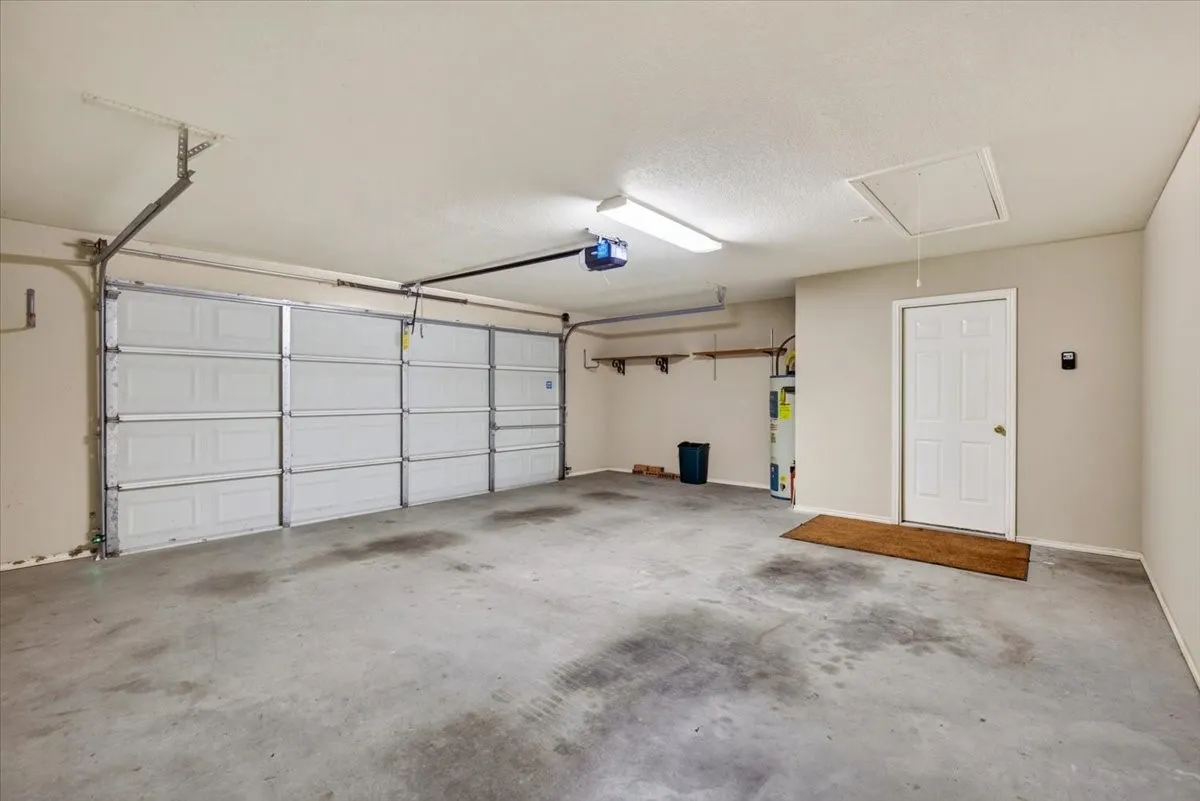 Single Family Residence For Sale in Henderson County , 1204 S Bettie Street, Mabank, Texas 75147, 3 Bedroom, 2 Bathroom, 2 Garage spaces, 1,392 Sqft, built in 1995, mls#21405337, Real Estate Agent in Mabank, Homes For Sale in Henderson county, Homes For Sale in Mabank, Realtor in Mabank Texas, Real Estate Brokerage Independent Realty Texas, Luminita Cordes Realtor