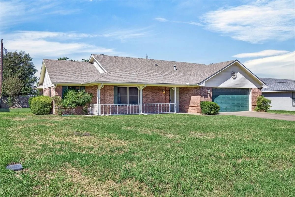 Single Family Residence For Sale in Henderson County , 1204 S Bettie Street, Mabank, Texas 75147, 3 Bedroom, 2 Bathroom, 2 Garage spaces, 1,392 Sqft, built in 1995, mls#21405337, Real Estate Agent in Mabank, Homes For Sale in Henderson county, Homes For Sale in Mabank, Realtor in Mabank Texas, Real Estate Brokerage Independent Realty Texas, Luminita Cordes Realtor