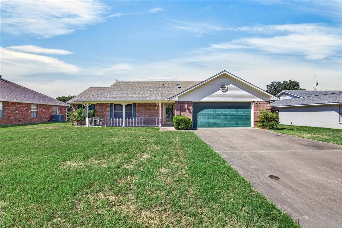 Single Family Residence For Sale in Henderson County , 1204 S Bettie Street, Mabank, Texas 75147, 3 Bedroom, 2 Bathroom, 2 Garage spaces, 1,392 Sqft, built in 1995, mls#21405337, Real Estate Agent in Mabank, Homes For Sale in Henderson county, Homes For Sale in Mabank, Realtor in Mabank Texas, Real Estate Brokerage Independent Realty Texas, Luminita Cordes Realtor
