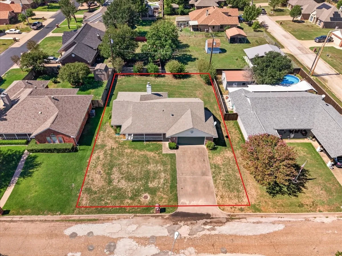 Single Family Residence For Sale in Henderson County , 1204 S Bettie Street, Mabank, Texas 75147, 3 Bedroom, 2 Bathroom, 2 Garage spaces, 1,392 Sqft, built in 1995, mls#21405337, Real Estate Agent in Mabank, Homes For Sale in Henderson county, Homes For Sale in Mabank, Realtor in Mabank Texas, Real Estate Brokerage Independent Realty Texas, Luminita Cordes Realtor