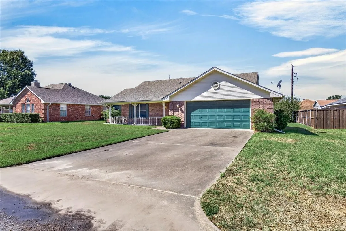 Single Family Residence For Sale in Henderson County , 1204 S Bettie Street, Mabank, Texas 75147, 3 Bedroom, 2 Bathroom, 2 Garage spaces, 1,392 Sqft, built in 1995, mls#21405337, Real Estate Agent in Mabank, Homes For Sale in Henderson county, Homes For Sale in Mabank, Realtor in Mabank Texas, Real Estate Brokerage Independent Realty Texas, Luminita Cordes Realtor