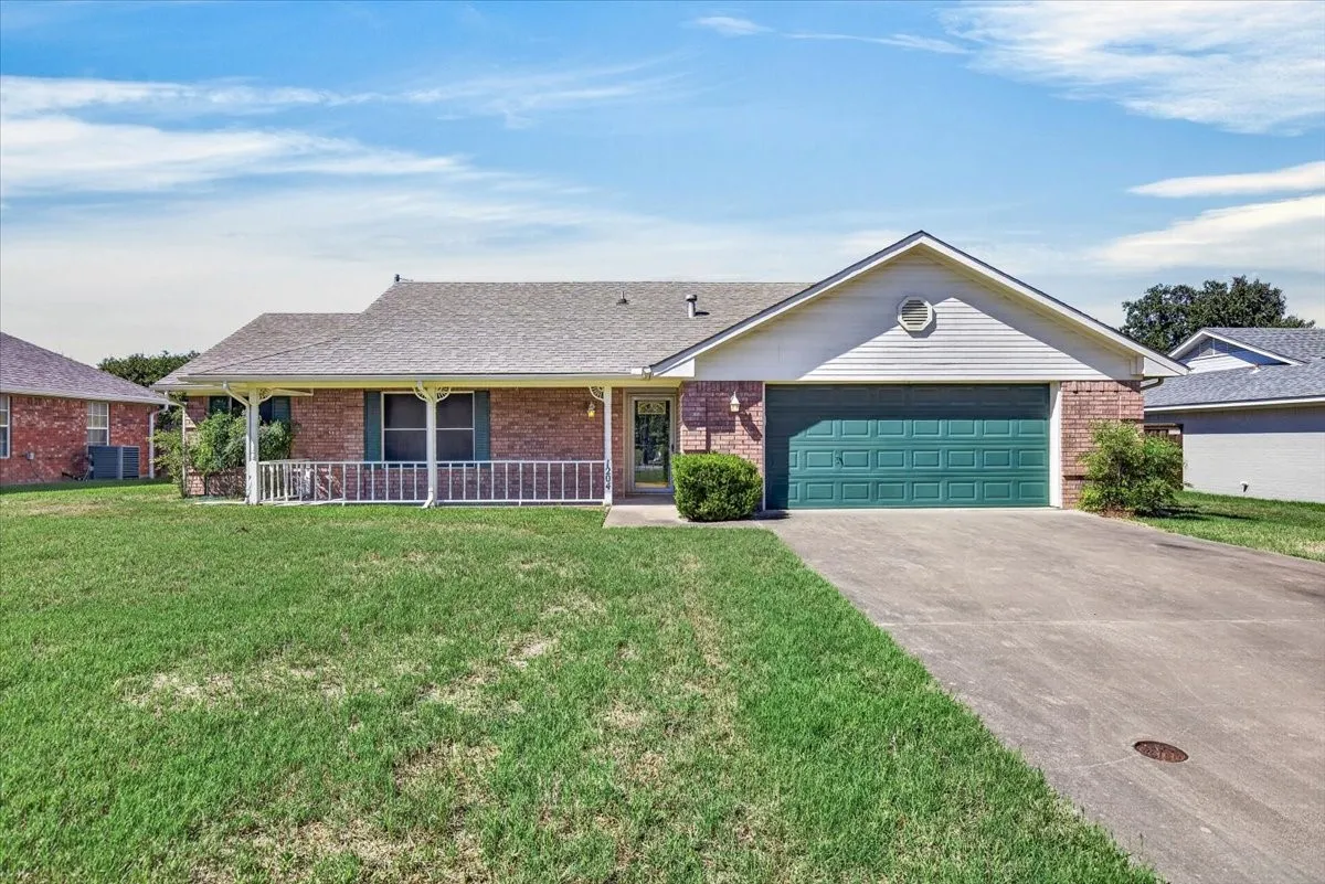 Single Family Residence For Sale in Henderson County , 1204 S Bettie Street, Mabank, Texas 75147, 3 Bedroom, 2 Bathroom, 2 Garage spaces, 1,392 Sqft, built in 1995, mls#21405337, Real Estate Agent in Mabank, Homes For Sale in Henderson county, Homes For Sale in Mabank, Realtor in Mabank Texas, Real Estate Brokerage Independent Realty Texas, Luminita Cordes Realtor