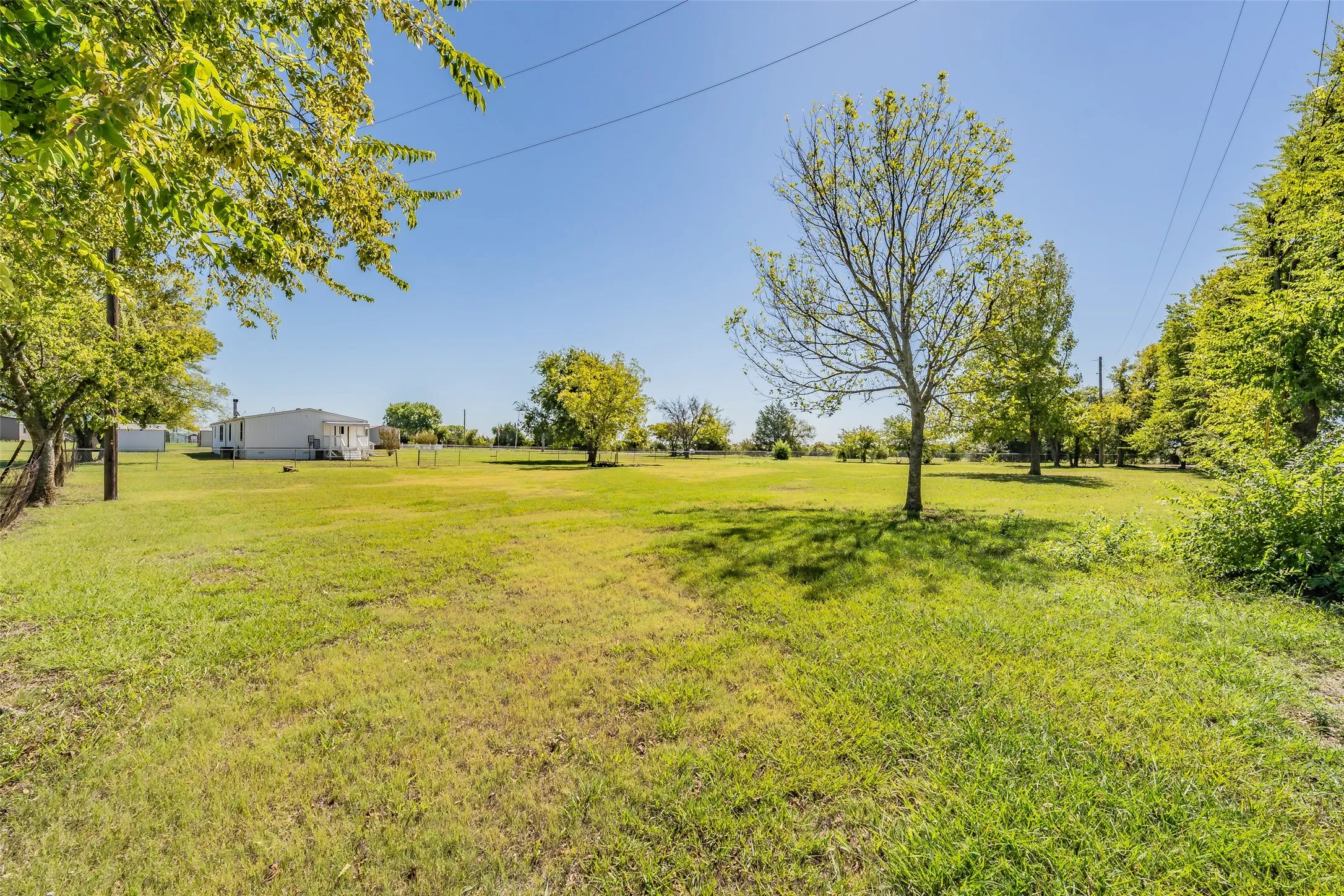 Manufactured Home For Sale in Ellis County , 7885 Little Branch, Waxahachie, Texas 75167, 3 Bedroom, 2 Bathroom, Garage spaces, 1,440 Sqft, built in 2000, mls#21405562, Real Estate Agent in Waxahachie, Homes For Sale in Ellis county, Homes For Sale in Waxahachie, Realtor in Waxahachie Texas, Real Estate Brokerage Independent Realty Texas, Luminita Cordes Realtor