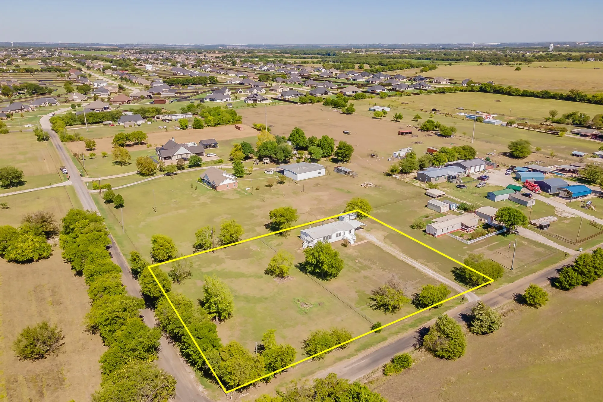 Manufactured Home For Sale in Ellis County , 7885 Little Branch, Waxahachie, Texas 75167, 3 Bedroom, 2 Bathroom, Garage spaces, 1,440 Sqft, built in 2000, mls#21405562, Real Estate Agent in Waxahachie, Homes For Sale in Ellis county, Homes For Sale in Waxahachie, Realtor in Waxahachie Texas, Real Estate Brokerage Independent Realty Texas, Luminita Cordes Realtor