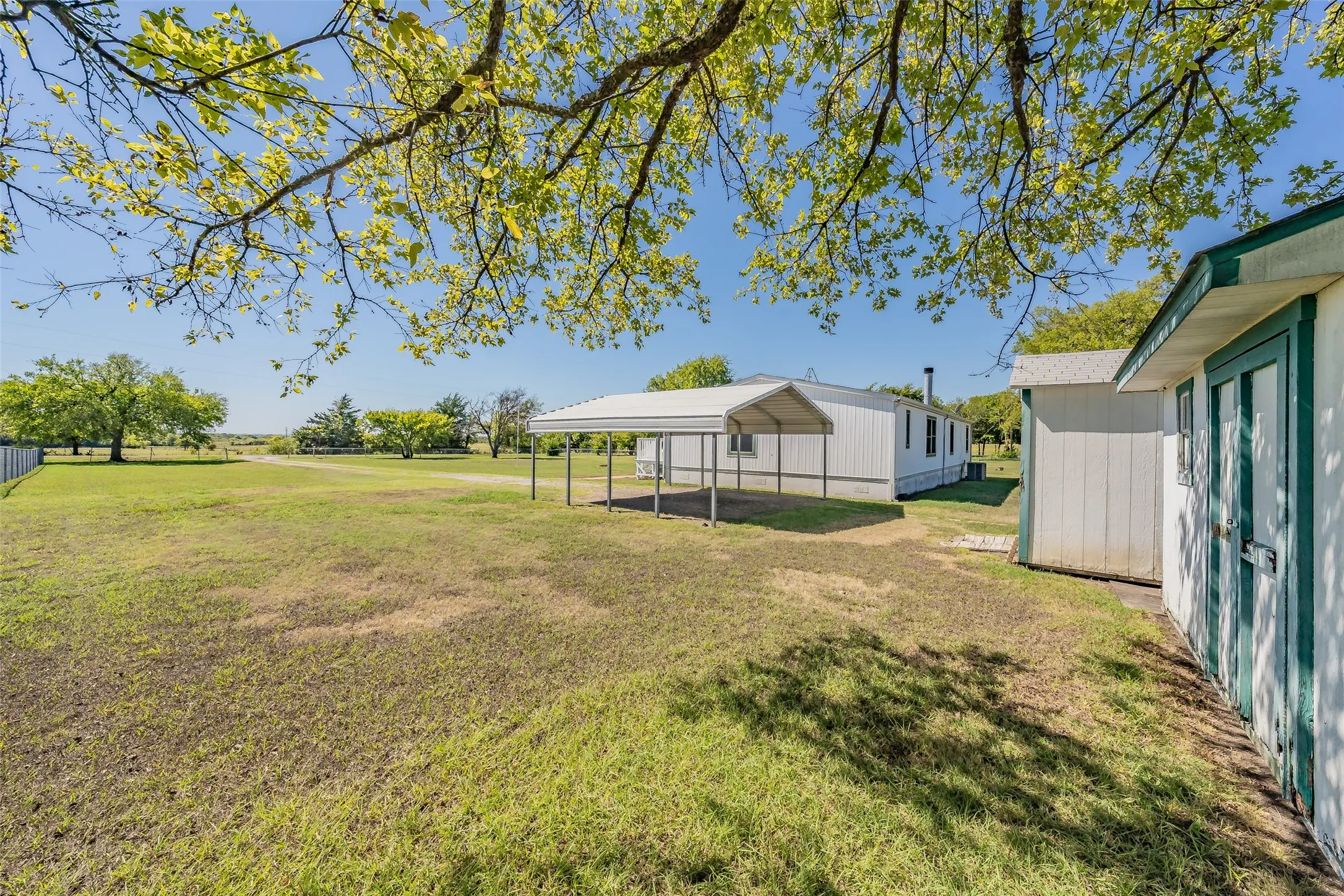 Manufactured Home For Sale in Ellis County , 7885 Little Branch, Waxahachie, Texas 75167, 3 Bedroom, 2 Bathroom, Garage spaces, 1,440 Sqft, built in 2000, mls#21405562, Real Estate Agent in Waxahachie, Homes For Sale in Ellis county, Homes For Sale in Waxahachie, Realtor in Waxahachie Texas, Real Estate Brokerage Independent Realty Texas, Luminita Cordes Realtor