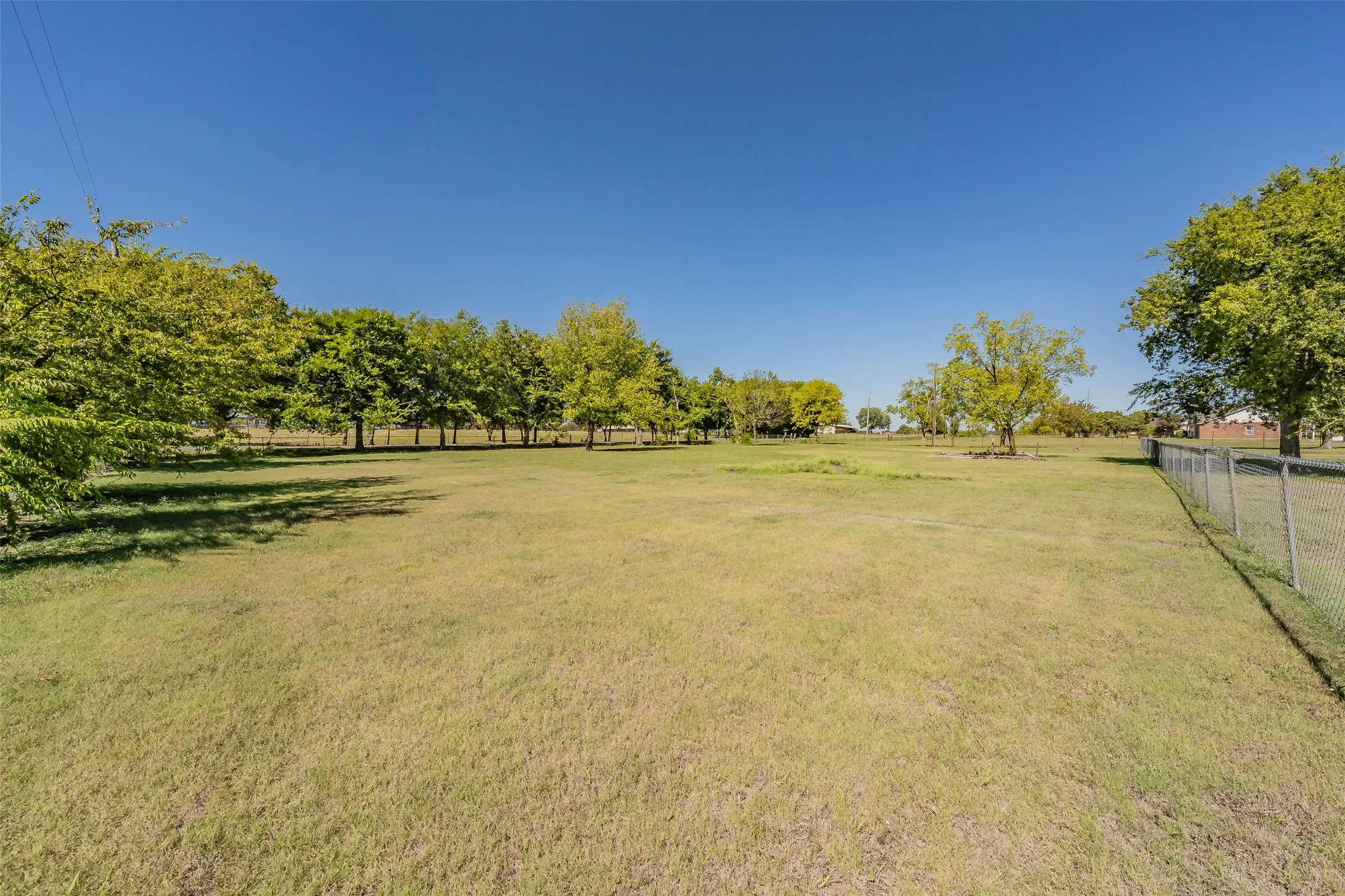 Manufactured Home For Sale in Ellis County , 7885 Little Branch, Waxahachie, Texas 75167, 3 Bedroom, 2 Bathroom, Garage spaces, 1,440 Sqft, built in 2000, mls#21405562, Real Estate Agent in Waxahachie, Homes For Sale in Ellis county, Homes For Sale in Waxahachie, Realtor in Waxahachie Texas, Real Estate Brokerage Independent Realty Texas, Luminita Cordes Realtor