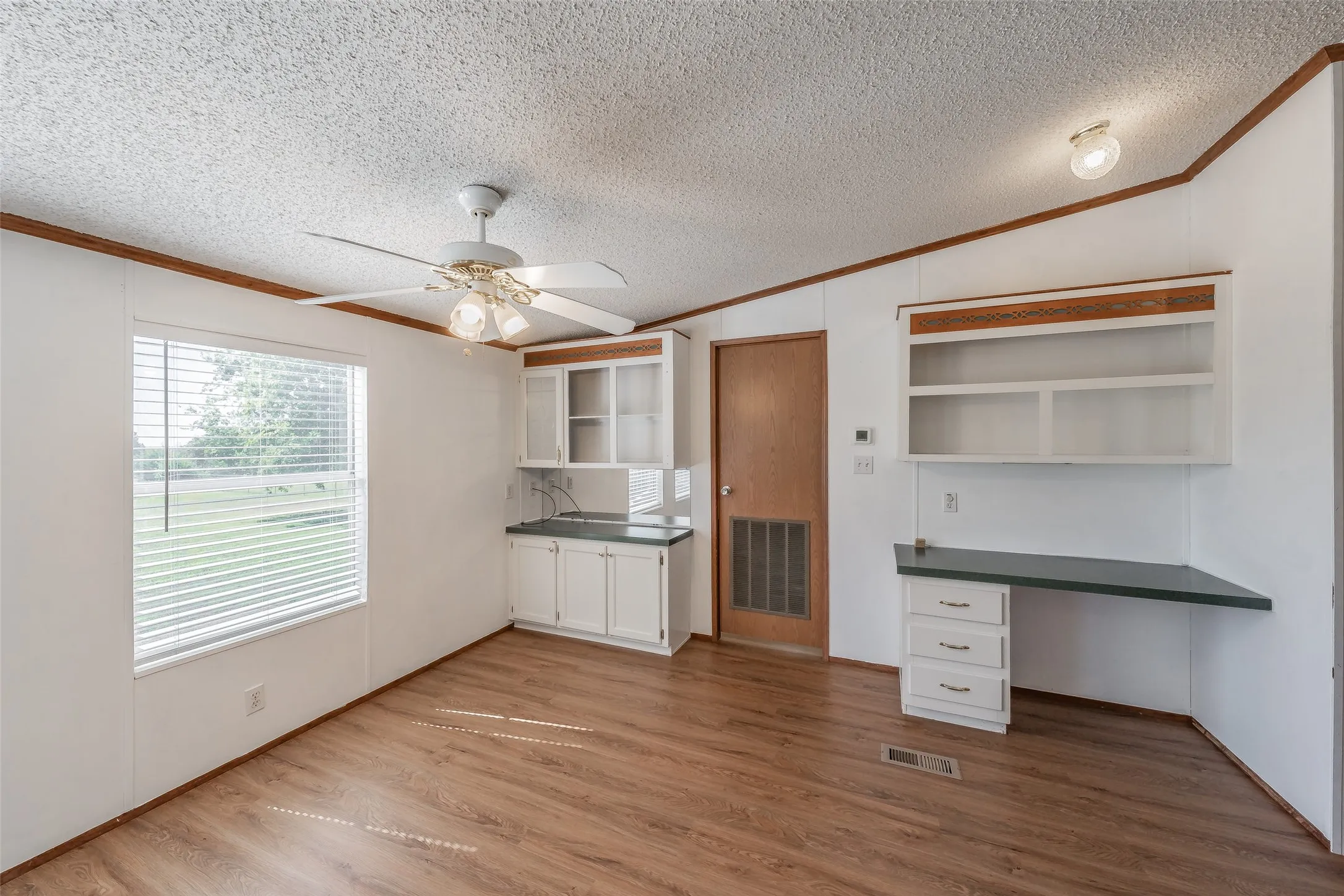 Manufactured Home For Sale in Ellis County , 7885 Little Branch, Waxahachie, Texas 75167, 3 Bedroom, 2 Bathroom, Garage spaces, 1,440 Sqft, built in 2000, mls#21405562, Real Estate Agent in Waxahachie, Homes For Sale in Ellis county, Homes For Sale in Waxahachie, Realtor in Waxahachie Texas, Real Estate Brokerage Independent Realty Texas, Luminita Cordes Realtor