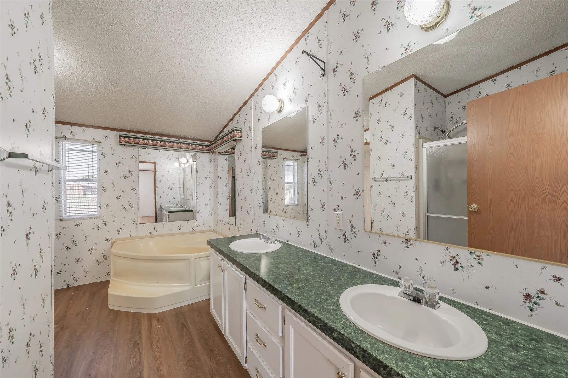 Manufactured Home For Sale in Ellis County , 7885 Little Branch, Waxahachie, Texas 75167, 3 Bedroom, 2 Bathroom, Garage spaces, 1,440 Sqft, built in 2000, mls#21405562, Real Estate Agent in Waxahachie, Homes For Sale in Ellis county, Homes For Sale in Waxahachie, Realtor in Waxahachie Texas, Real Estate Brokerage Independent Realty Texas, Luminita Cordes Realtor