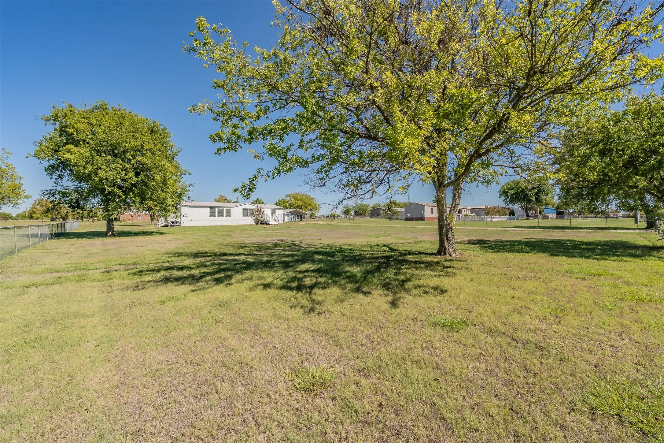 Manufactured Home For Sale in Ellis County , 7885 Little Branch, Waxahachie, Texas 75167, 3 Bedroom, 2 Bathroom, Garage spaces, 1,440 Sqft, built in 2000, mls#21405562, Real Estate Agent in Waxahachie, Homes For Sale in Ellis county, Homes For Sale in Waxahachie, Realtor in Waxahachie Texas, Real Estate Brokerage Independent Realty Texas, Luminita Cordes Realtor