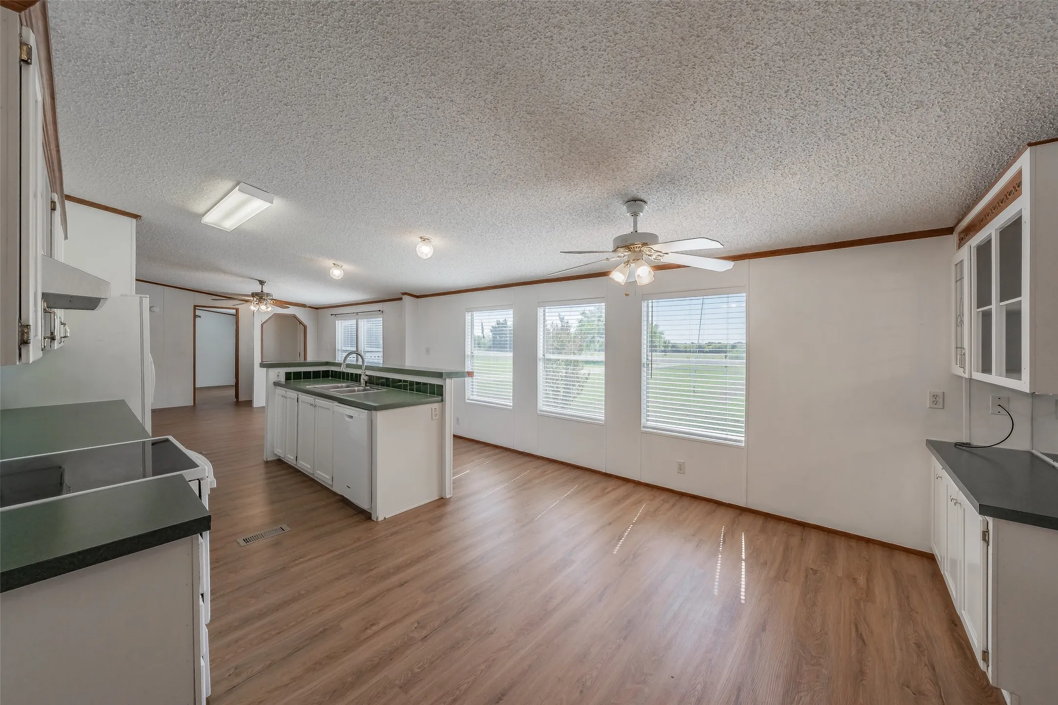 Manufactured Home For Sale in Ellis County , 7885 Little Branch, Waxahachie, Texas 75167, 3 Bedroom, 2 Bathroom, Garage spaces, 1,440 Sqft, built in 2000, mls#21405562, Real Estate Agent in Waxahachie, Homes For Sale in Ellis county, Homes For Sale in Waxahachie, Realtor in Waxahachie Texas, Real Estate Brokerage Independent Realty Texas, Luminita Cordes Realtor