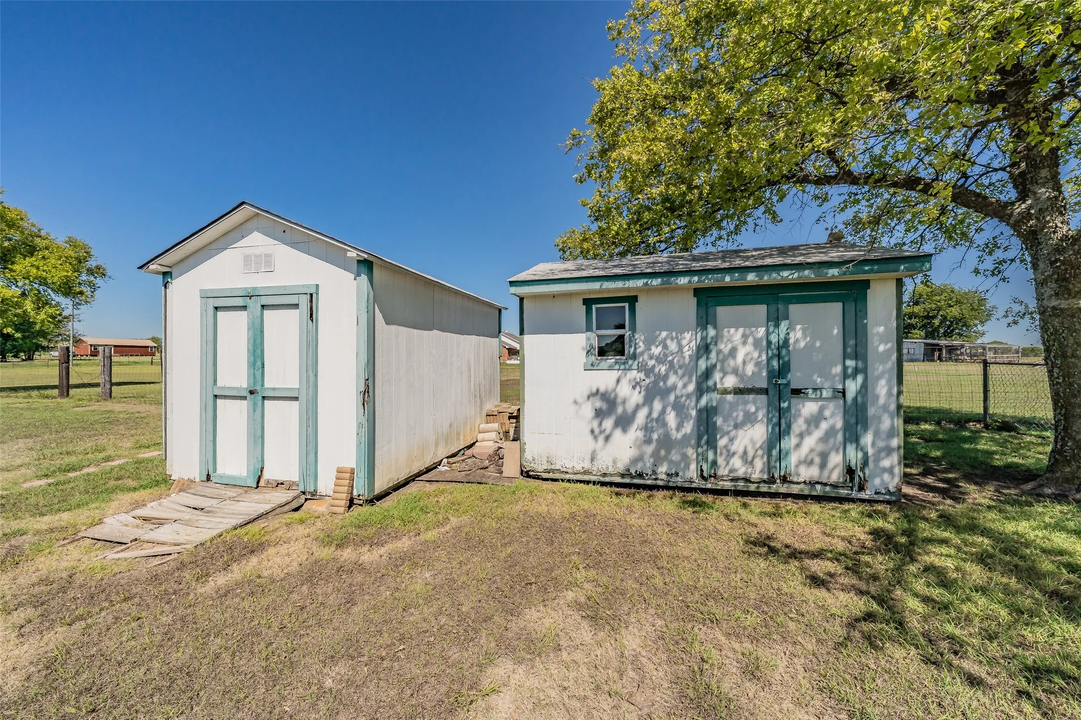 Manufactured Home For Sale in Ellis County , 7885 Little Branch, Waxahachie, Texas 75167, 3 Bedroom, 2 Bathroom, Garage spaces, 1,440 Sqft, built in 2000, mls#21405562, Real Estate Agent in Waxahachie, Homes For Sale in Ellis county, Homes For Sale in Waxahachie, Realtor in Waxahachie Texas, Real Estate Brokerage Independent Realty Texas, Luminita Cordes Realtor