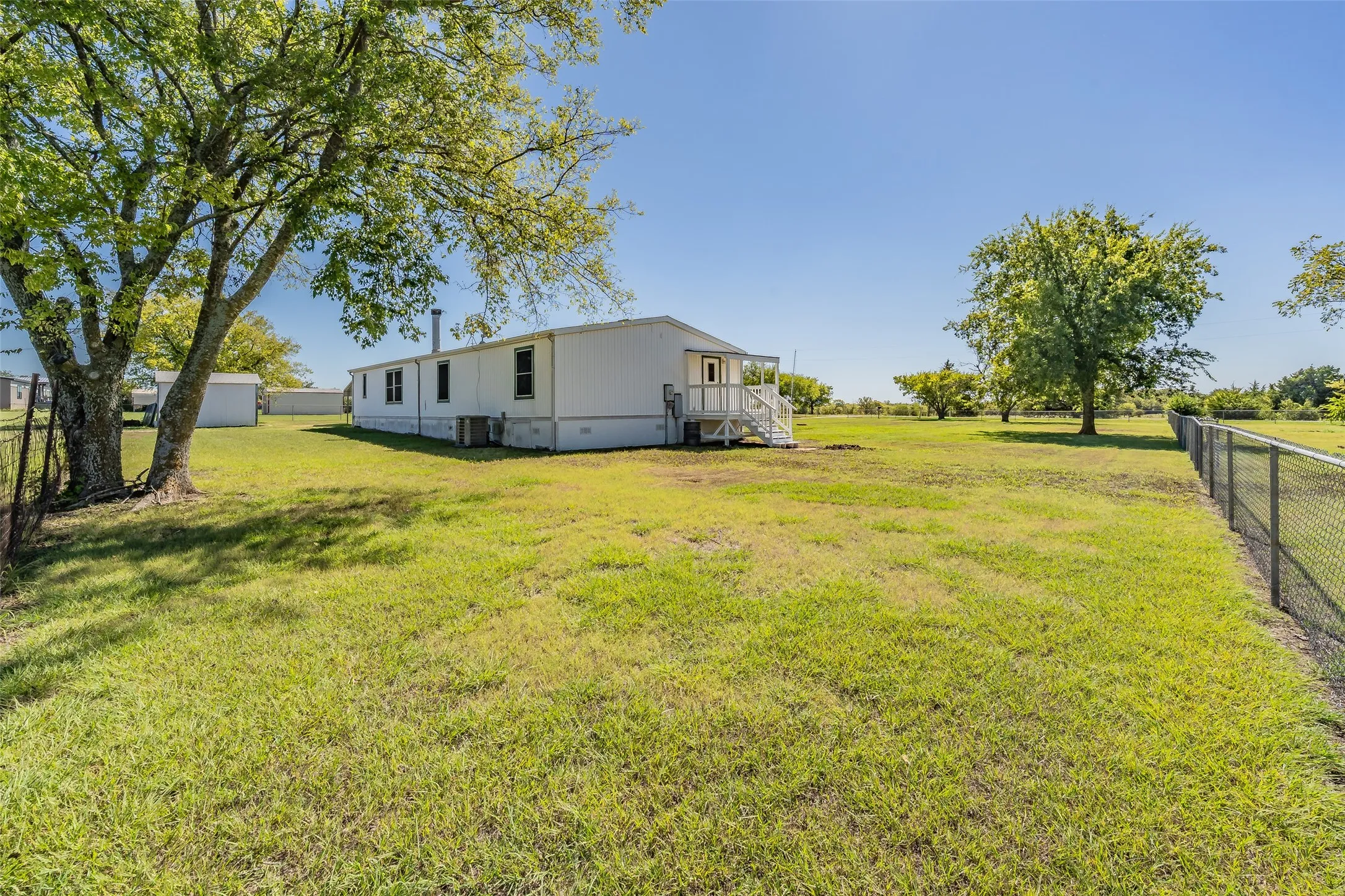 Manufactured Home For Sale in Ellis County , 7885 Little Branch, Waxahachie, Texas 75167, 3 Bedroom, 2 Bathroom, Garage spaces, 1,440 Sqft, built in 2000, mls#21405562, Real Estate Agent in Waxahachie, Homes For Sale in Ellis county, Homes For Sale in Waxahachie, Realtor in Waxahachie Texas, Real Estate Brokerage Independent Realty Texas, Luminita Cordes Realtor