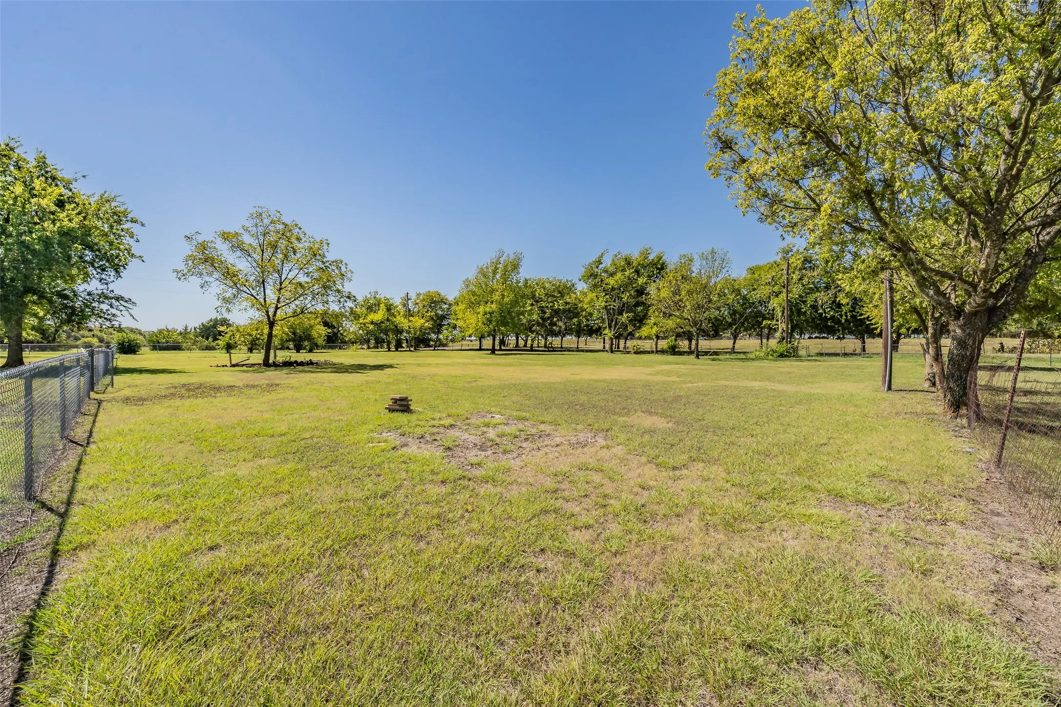 Manufactured Home For Sale in Ellis County , 7885 Little Branch, Waxahachie, Texas 75167, 3 Bedroom, 2 Bathroom, Garage spaces, 1,440 Sqft, built in 2000, mls#21405562, Real Estate Agent in Waxahachie, Homes For Sale in Ellis county, Homes For Sale in Waxahachie, Realtor in Waxahachie Texas, Real Estate Brokerage Independent Realty Texas, Luminita Cordes Realtor
