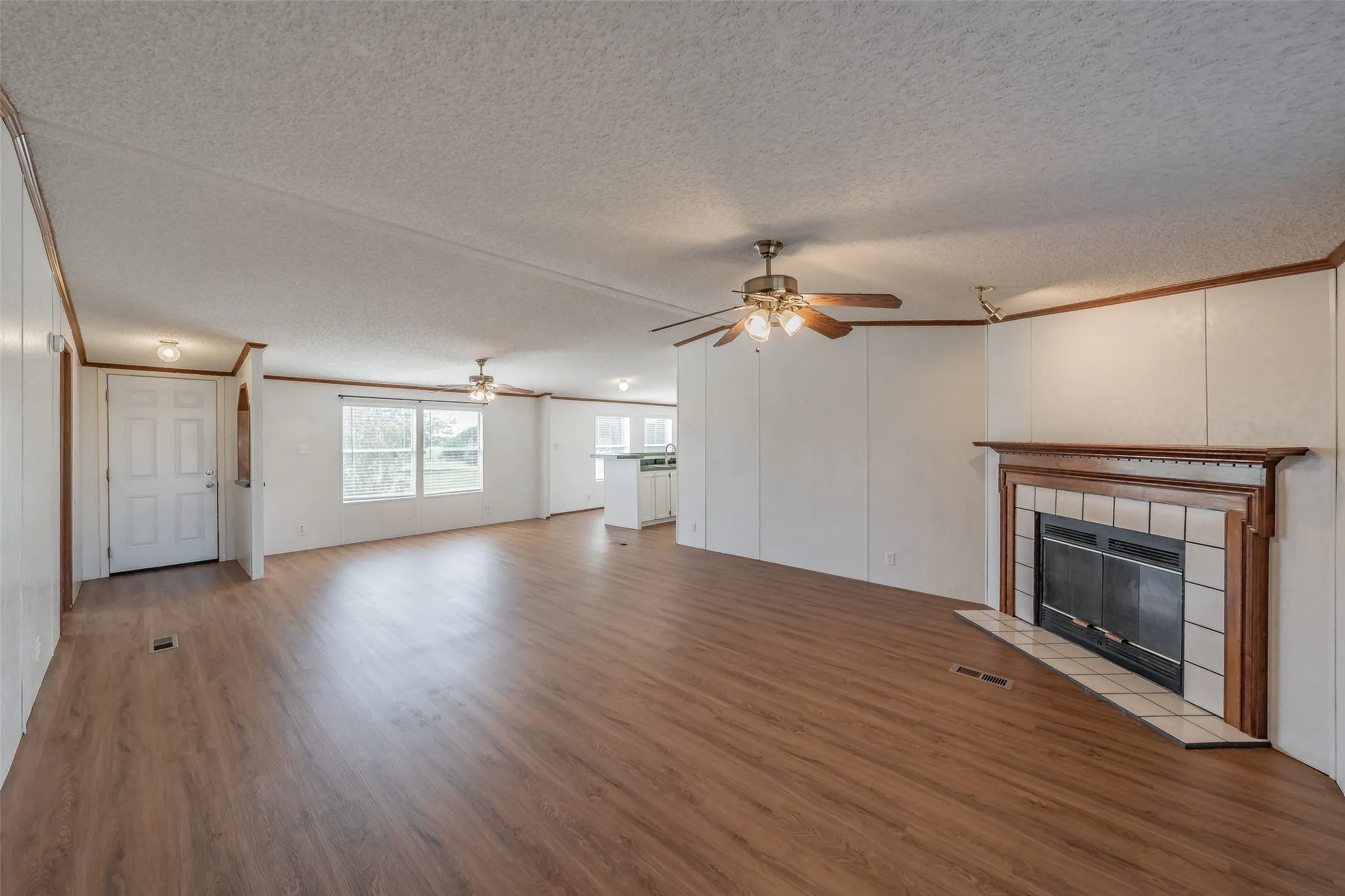 Manufactured Home For Sale in Ellis County , 7885 Little Branch, Waxahachie, Texas 75167, 3 Bedroom, 2 Bathroom, Garage spaces, 1,440 Sqft, built in 2000, mls#21405562, Real Estate Agent in Waxahachie, Homes For Sale in Ellis county, Homes For Sale in Waxahachie, Realtor in Waxahachie Texas, Real Estate Brokerage Independent Realty Texas, Luminita Cordes Realtor