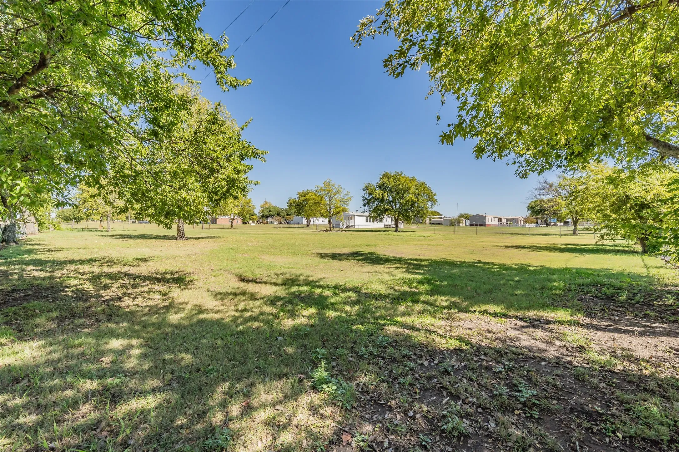Manufactured Home For Sale in Ellis County , 7885 Little Branch, Waxahachie, Texas 75167, 3 Bedroom, 2 Bathroom, Garage spaces, 1,440 Sqft, built in 2000, mls#21405562, Real Estate Agent in Waxahachie, Homes For Sale in Ellis county, Homes For Sale in Waxahachie, Realtor in Waxahachie Texas, Real Estate Brokerage Independent Realty Texas, Luminita Cordes Realtor