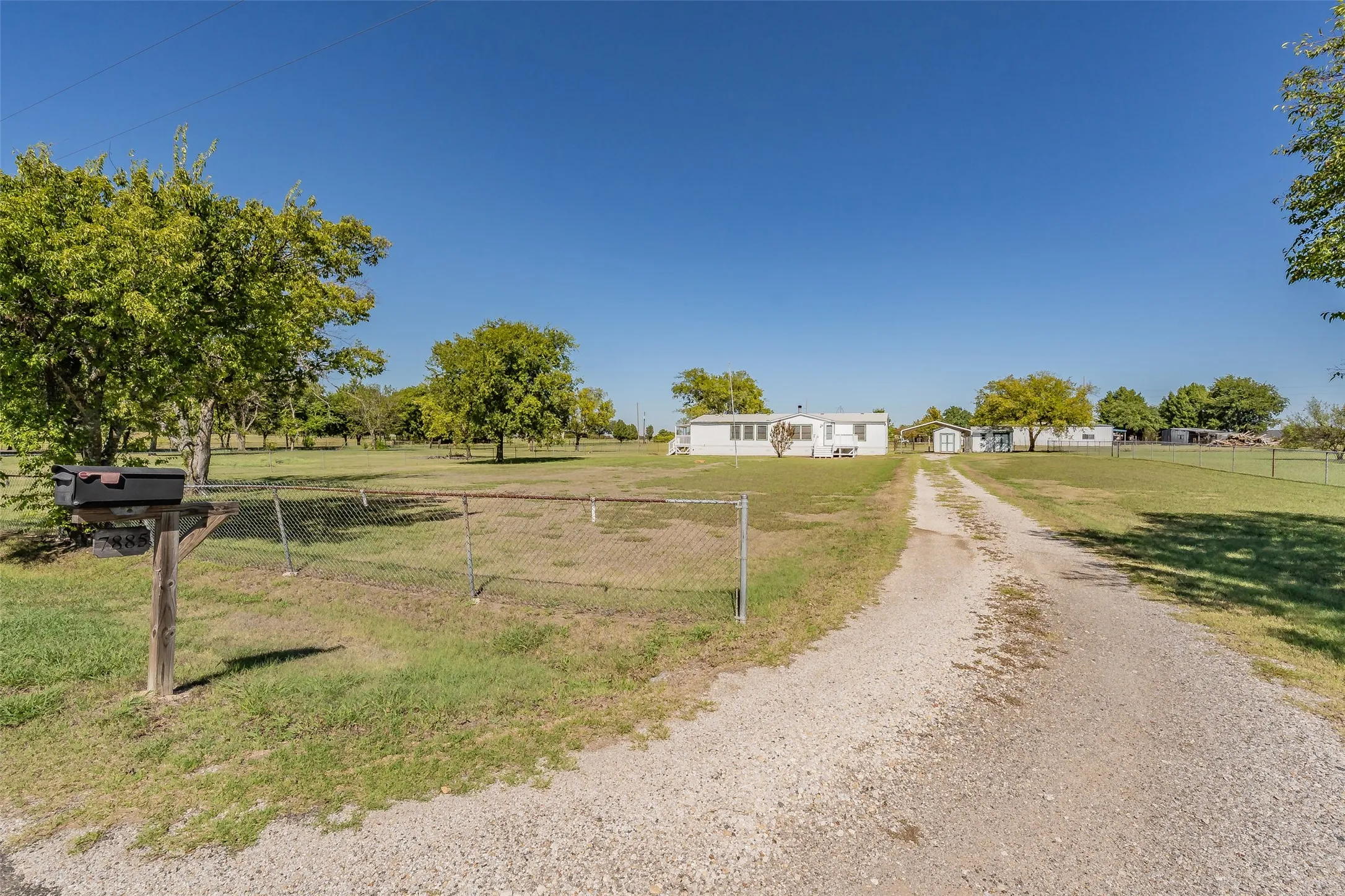 Manufactured Home For Sale in Ellis County , 7885 Little Branch, Waxahachie, Texas 75167, 3 Bedroom, 2 Bathroom, Garage spaces, 1,440 Sqft, built in 2000, mls#21405562, Real Estate Agent in Waxahachie, Homes For Sale in Ellis county, Homes For Sale in Waxahachie, Realtor in Waxahachie Texas, Real Estate Brokerage Independent Realty Texas, Luminita Cordes Realtor