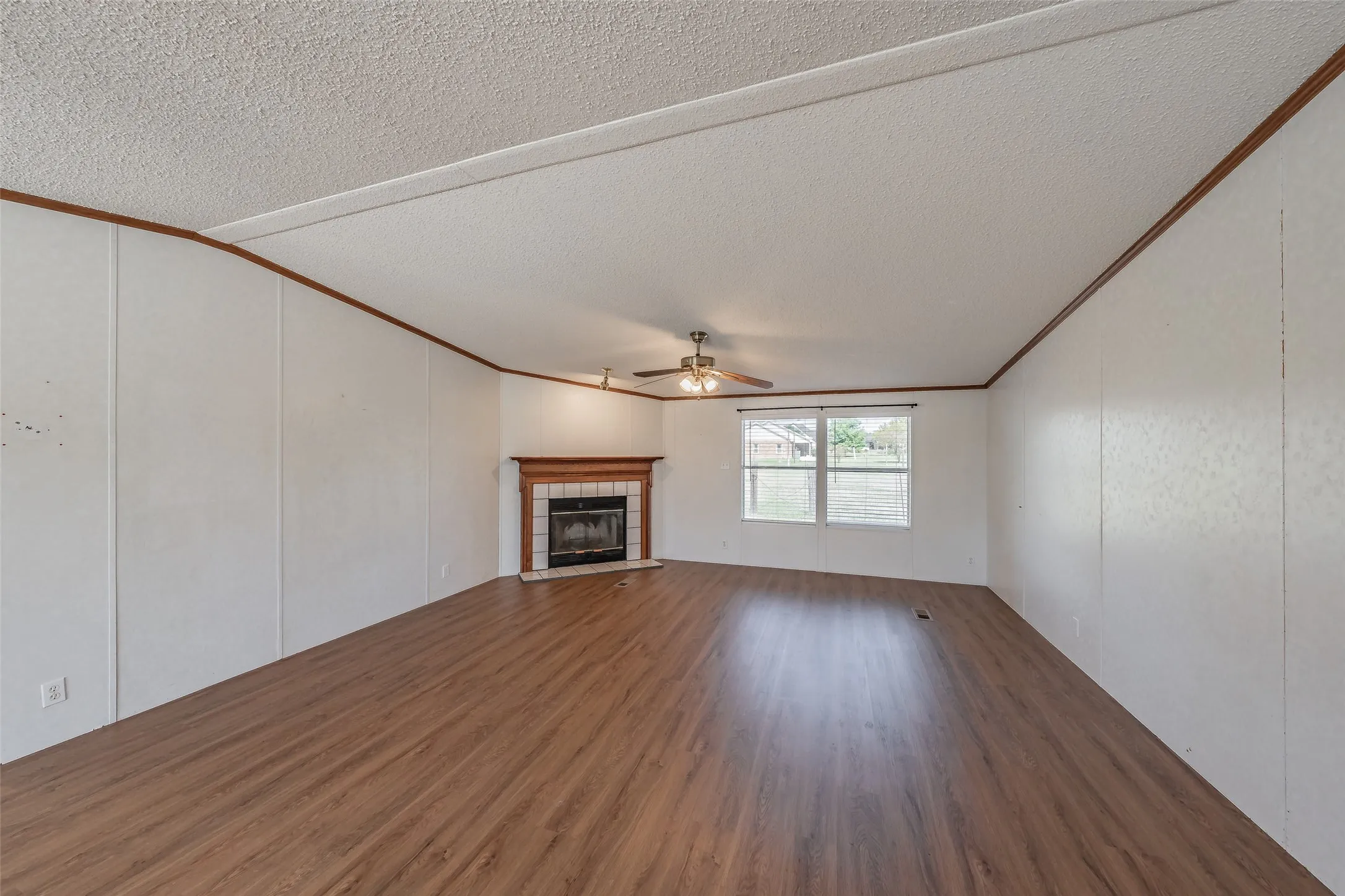 Manufactured Home For Sale in Ellis County , 7885 Little Branch, Waxahachie, Texas 75167, 3 Bedroom, 2 Bathroom, Garage spaces, 1,440 Sqft, built in 2000, mls#21405562, Real Estate Agent in Waxahachie, Homes For Sale in Ellis county, Homes For Sale in Waxahachie, Realtor in Waxahachie Texas, Real Estate Brokerage Independent Realty Texas, Luminita Cordes Realtor
