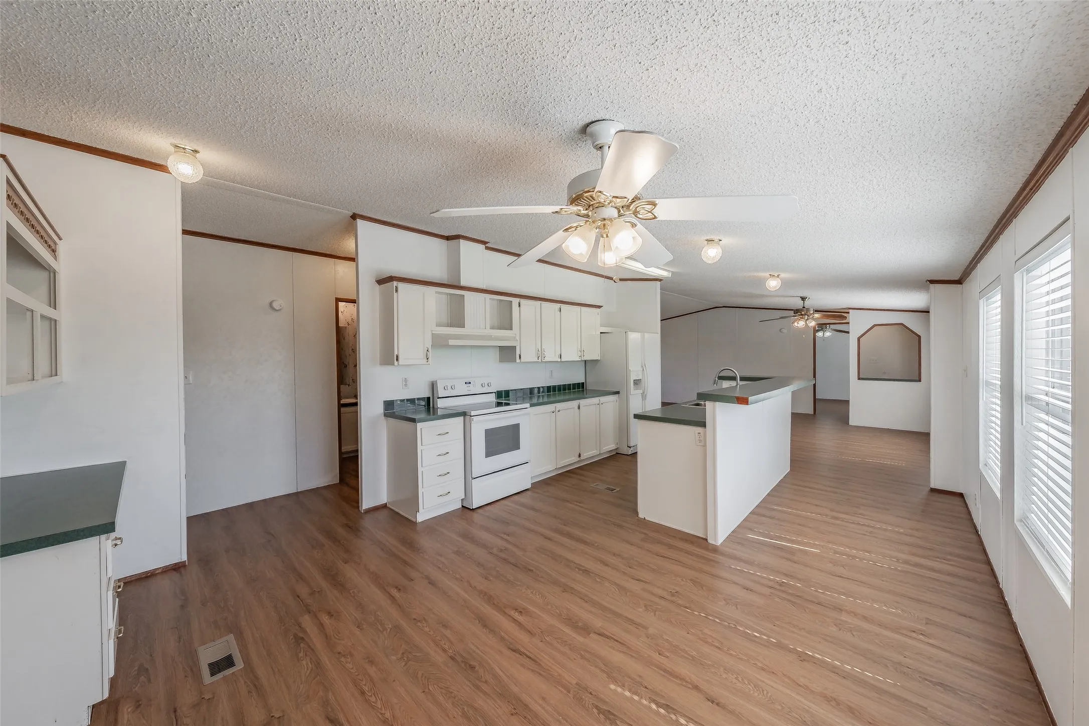Manufactured Home For Sale in Ellis County , 7885 Little Branch, Waxahachie, Texas 75167, 3 Bedroom, 2 Bathroom, Garage spaces, 1,440 Sqft, built in 2000, mls#21405562, Real Estate Agent in Waxahachie, Homes For Sale in Ellis county, Homes For Sale in Waxahachie, Realtor in Waxahachie Texas, Real Estate Brokerage Independent Realty Texas, Luminita Cordes Realtor