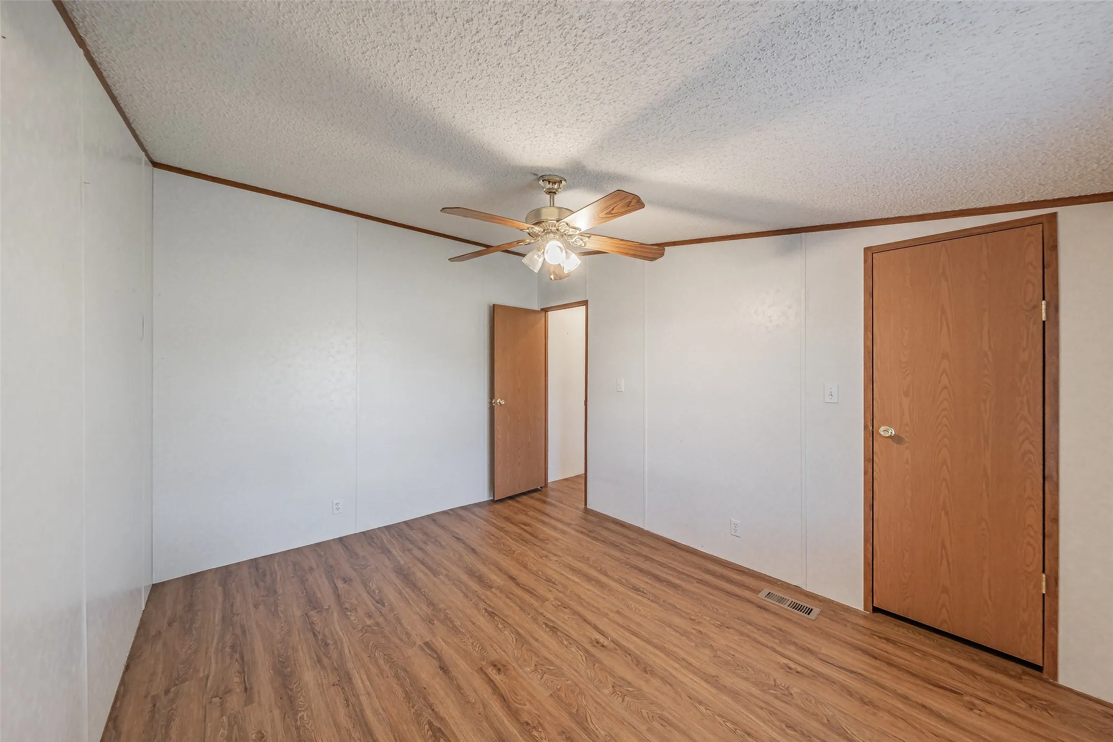 Manufactured Home For Sale in Ellis County , 7885 Little Branch, Waxahachie, Texas 75167, 3 Bedroom, 2 Bathroom, Garage spaces, 1,440 Sqft, built in 2000, mls#21405562, Real Estate Agent in Waxahachie, Homes For Sale in Ellis county, Homes For Sale in Waxahachie, Realtor in Waxahachie Texas, Real Estate Brokerage Independent Realty Texas, Luminita Cordes Realtor