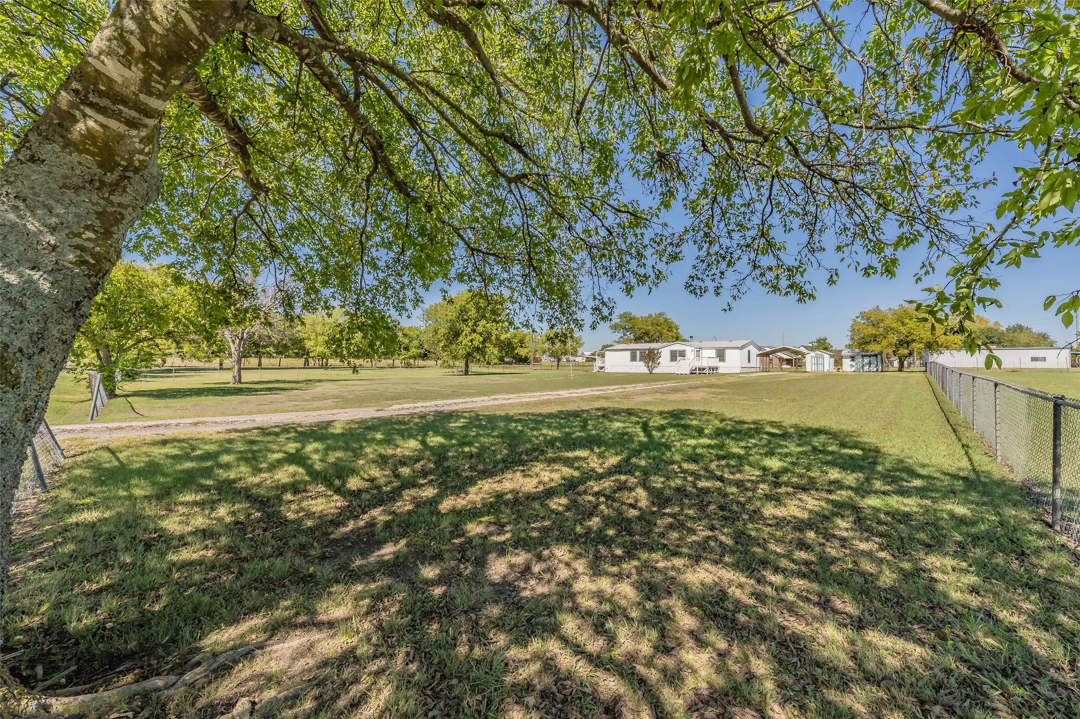 Manufactured Home For Sale in Ellis County , 7885 Little Branch, Waxahachie, Texas 75167, 3 Bedroom, 2 Bathroom, Garage spaces, 1,440 Sqft, built in 2000, mls#21405562, Real Estate Agent in Waxahachie, Homes For Sale in Ellis county, Homes For Sale in Waxahachie, Realtor in Waxahachie Texas, Real Estate Brokerage Independent Realty Texas, Luminita Cordes Realtor