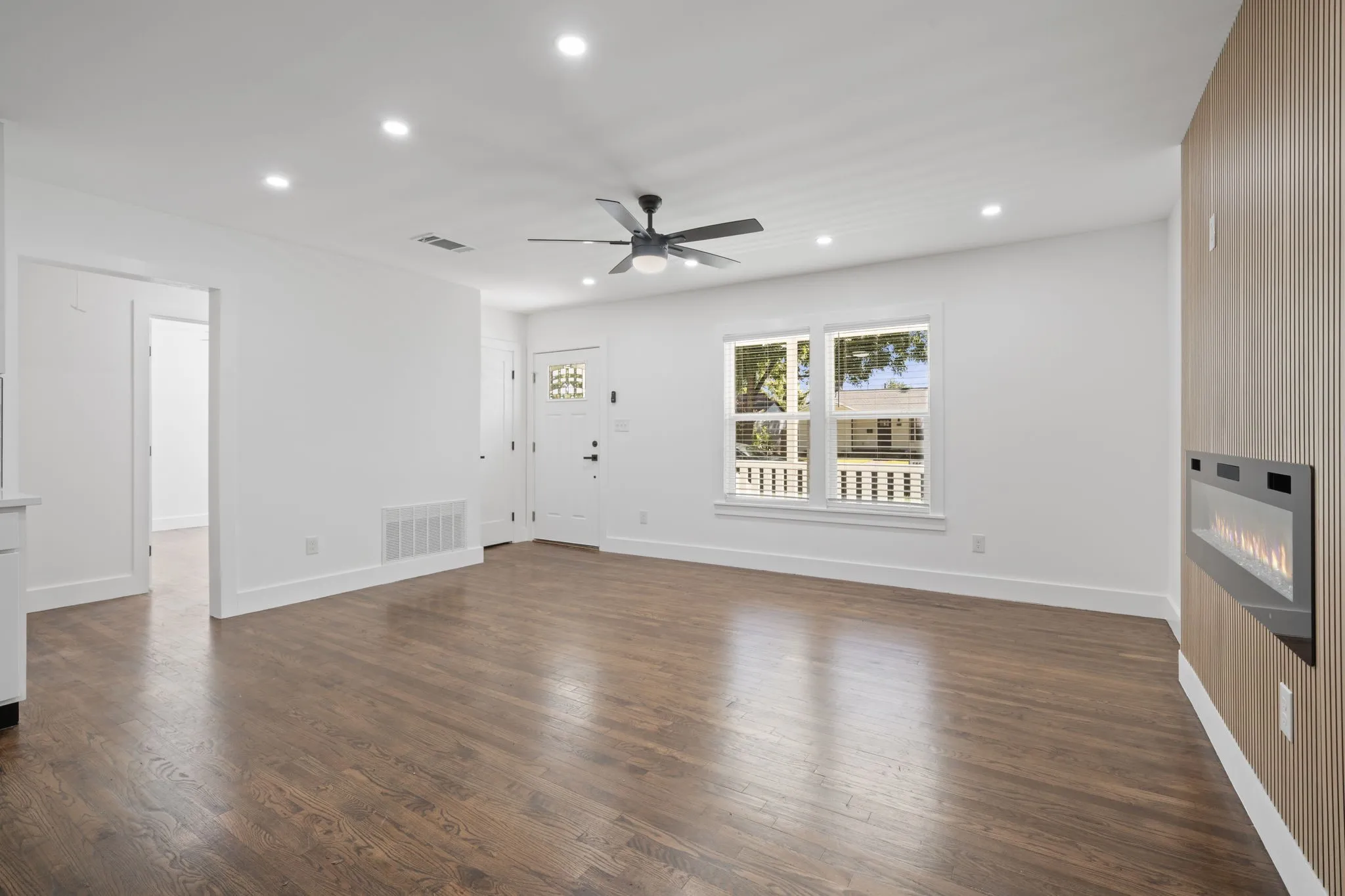 Single Family Residence For Sale in Dallas County , 2823 Cherrywood Avenue, Dallas, Texas 75235, 3 Bedroom, 2 Bathroom, Garage spaces, 1,220 Sqft, built in 1946, mls#21402132, Real Estate Agent in Dallas, Homes For Sale in Dallas county, Homes For Sale in Dallas, Realtor in Dallas Texas, Real Estate Brokerage Independent Realty Texas, Luminita Cordes Realtor