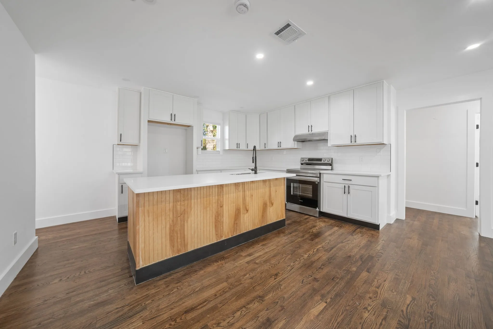 Single Family Residence For Sale in Dallas County , 2823 Cherrywood Avenue, Dallas, Texas 75235, 3 Bedroom, 2 Bathroom, Garage spaces, 1,220 Sqft, built in 1946, mls#21402132, Real Estate Agent in Dallas, Homes For Sale in Dallas county, Homes For Sale in Dallas, Realtor in Dallas Texas, Real Estate Brokerage Independent Realty Texas, Luminita Cordes Realtor