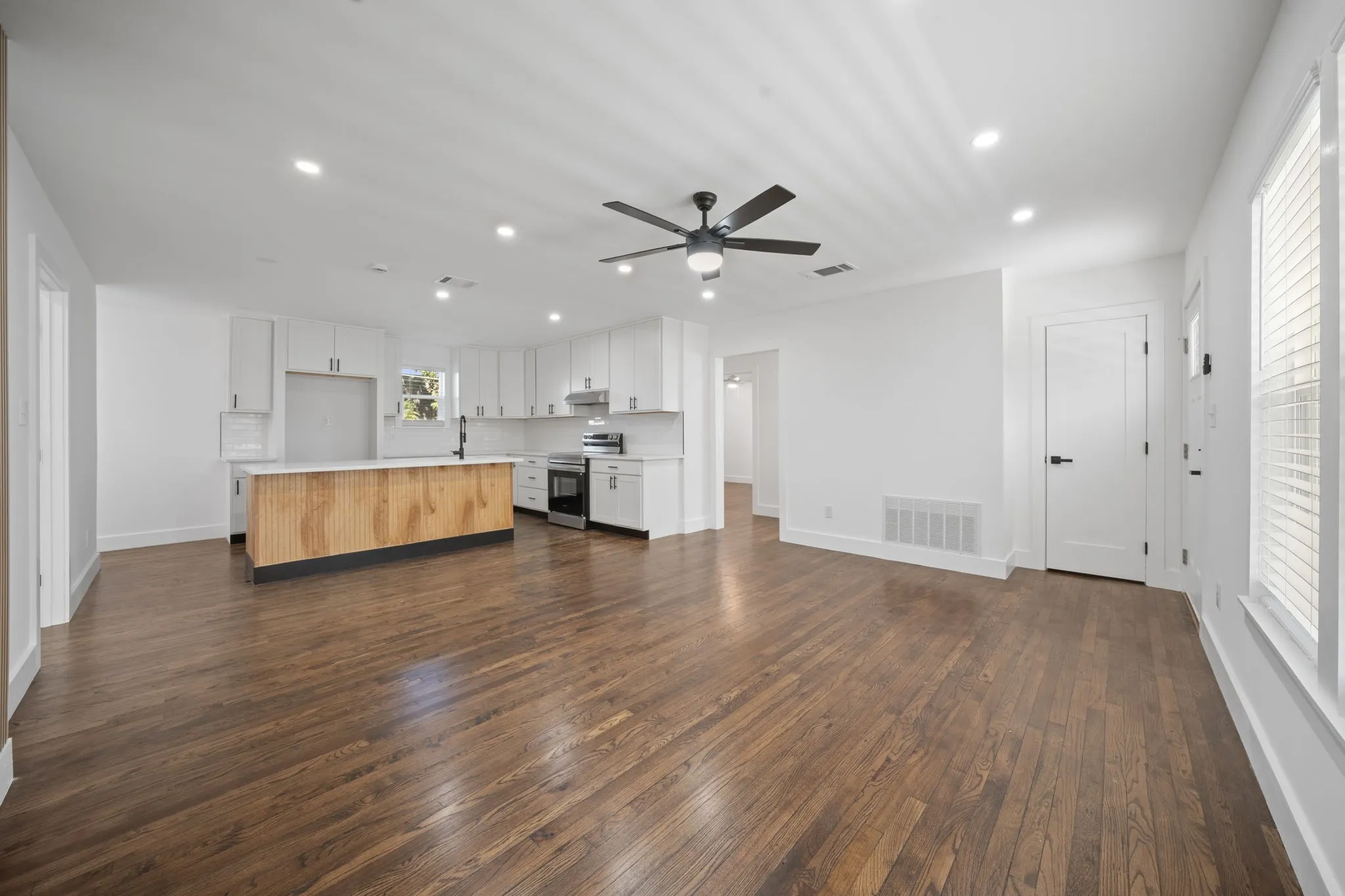 Single Family Residence For Sale in Dallas County , 2823 Cherrywood Avenue, Dallas, Texas 75235, 3 Bedroom, 2 Bathroom, Garage spaces, 1,220 Sqft, built in 1946, mls#21402132, Real Estate Agent in Dallas, Homes For Sale in Dallas county, Homes For Sale in Dallas, Realtor in Dallas Texas, Real Estate Brokerage Independent Realty Texas, Luminita Cordes Realtor