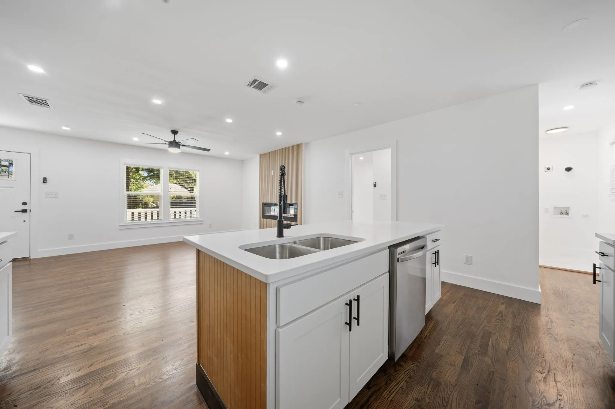 Single Family Residence For Sale in Dallas County , 2823 Cherrywood Avenue, Dallas, Texas 75235, 3 Bedroom, 2 Bathroom, Garage spaces, 1,220 Sqft, built in 1946, mls#21402132, Real Estate Agent in Dallas, Homes For Sale in Dallas county, Homes For Sale in Dallas, Realtor in Dallas Texas, Real Estate Brokerage Independent Realty Texas, Luminita Cordes Realtor
