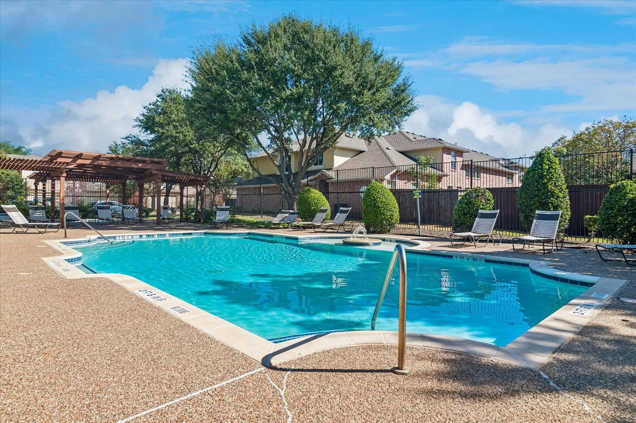 Townhouse For Sale in Collin County , 10263 Summit Run Drive, Frisco, Texas 75035, 3 Bedroom, 3 Bathroom, 2 Garage spaces, 1,939 Sqft, built in 2004, mls#21404584, Real Estate Agent in Frisco, Homes For Sale in Collin county, Homes For Sale in Frisco, Realtor in Frisco Texas, Real Estate Brokerage Independent Realty Texas, Luminita Cordes Realtor