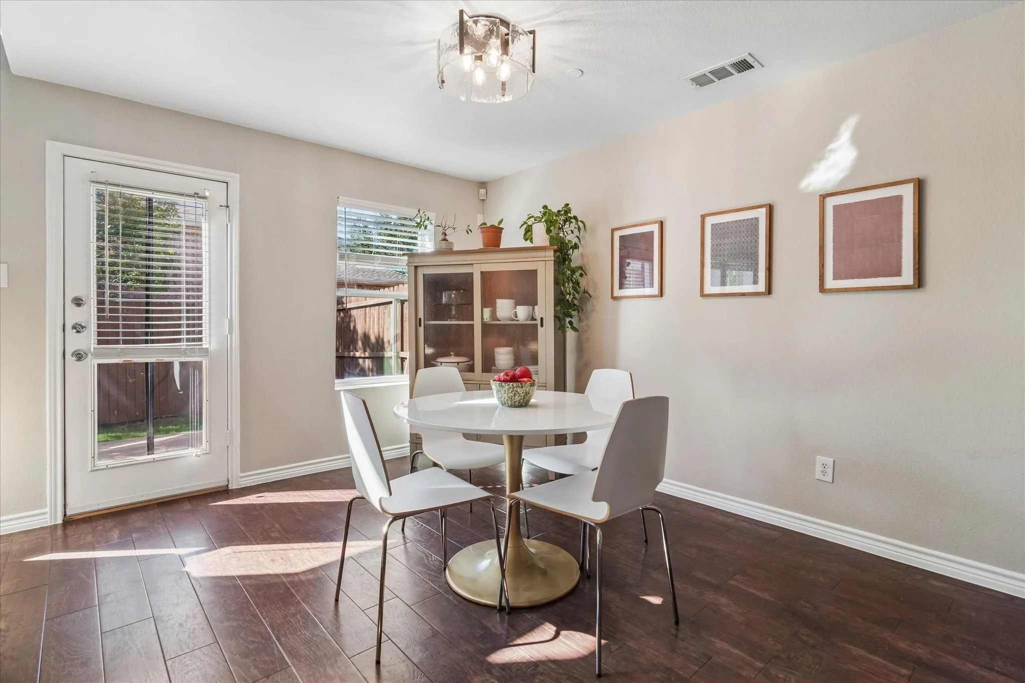 Townhouse For Sale in Collin County , 10263 Summit Run Drive, Frisco, Texas 75035, 3 Bedroom, 3 Bathroom, 2 Garage spaces, 1,939 Sqft, built in 2004, mls#21404584, Real Estate Agent in Frisco, Homes For Sale in Collin county, Homes For Sale in Frisco, Realtor in Frisco Texas, Real Estate Brokerage Independent Realty Texas, Luminita Cordes Realtor