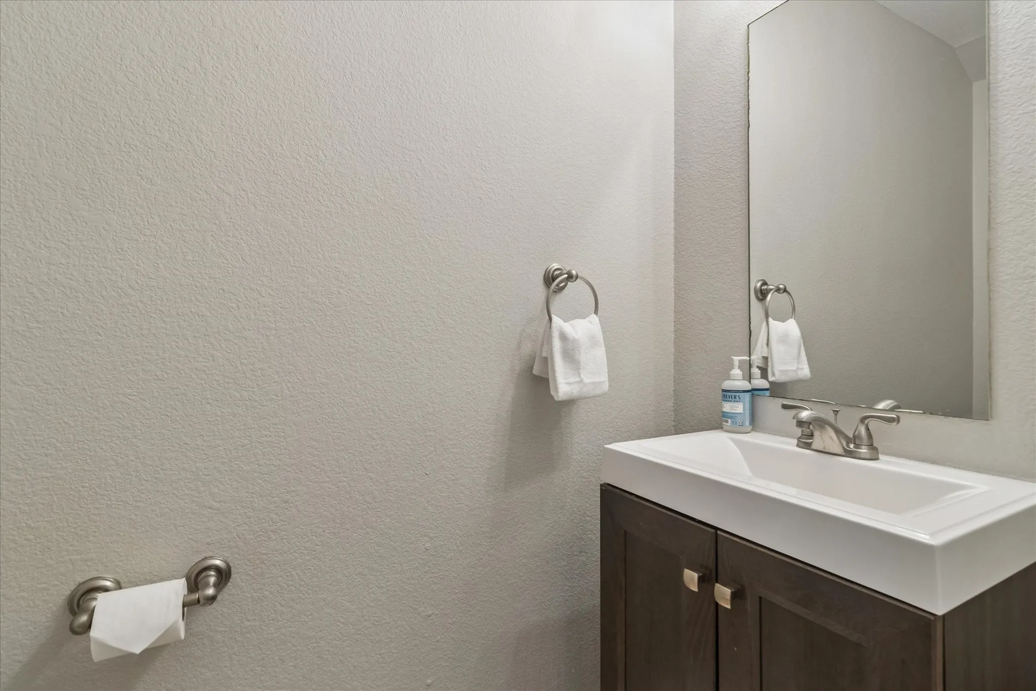 Townhouse For Sale in Collin County , 10263 Summit Run Drive, Frisco, Texas 75035, 3 Bedroom, 3 Bathroom, 2 Garage spaces, 1,939 Sqft, built in 2004, mls#21404584, Real Estate Agent in Frisco, Homes For Sale in Collin county, Homes For Sale in Frisco, Realtor in Frisco Texas, Real Estate Brokerage Independent Realty Texas, Luminita Cordes Realtor