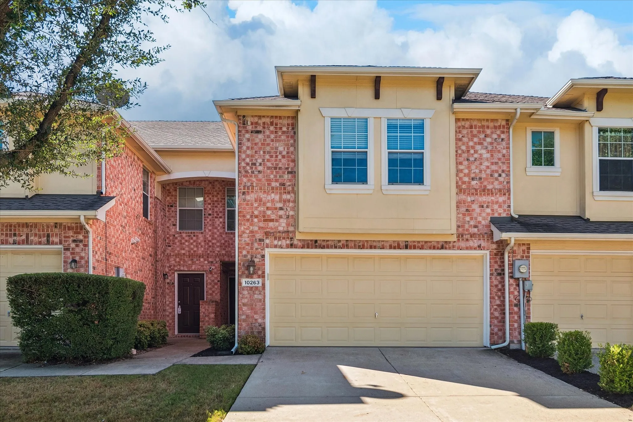 Townhouse For Sale in Collin County , 10263 Summit Run Drive, Frisco, Texas 75035, 3 Bedroom, 3 Bathroom, 2 Garage spaces, 1,939 Sqft, built in 2004, mls#21404584, Real Estate Agent in Frisco, Homes For Sale in Collin county, Homes For Sale in Frisco, Realtor in Frisco Texas, Real Estate Brokerage Independent Realty Texas, Luminita Cordes Realtor
