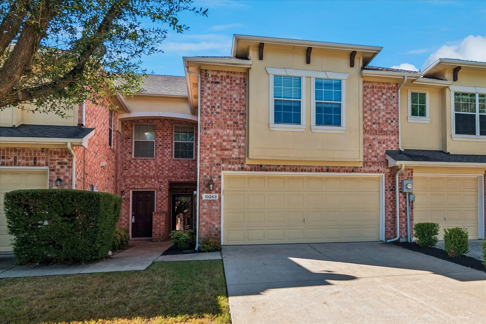 Townhouse For Sale in Collin County , 10263 Summit Run Drive, Frisco, Texas 75035, 3 Bedroom, 3 Bathroom, 2 Garage spaces, 1,939 Sqft, built in 2004, mls#21404584, Real Estate Agent in Frisco, Homes For Sale in Collin county, Homes For Sale in Frisco, Realtor in Frisco Texas, Real Estate Brokerage Independent Realty Texas, Luminita Cordes Realtor