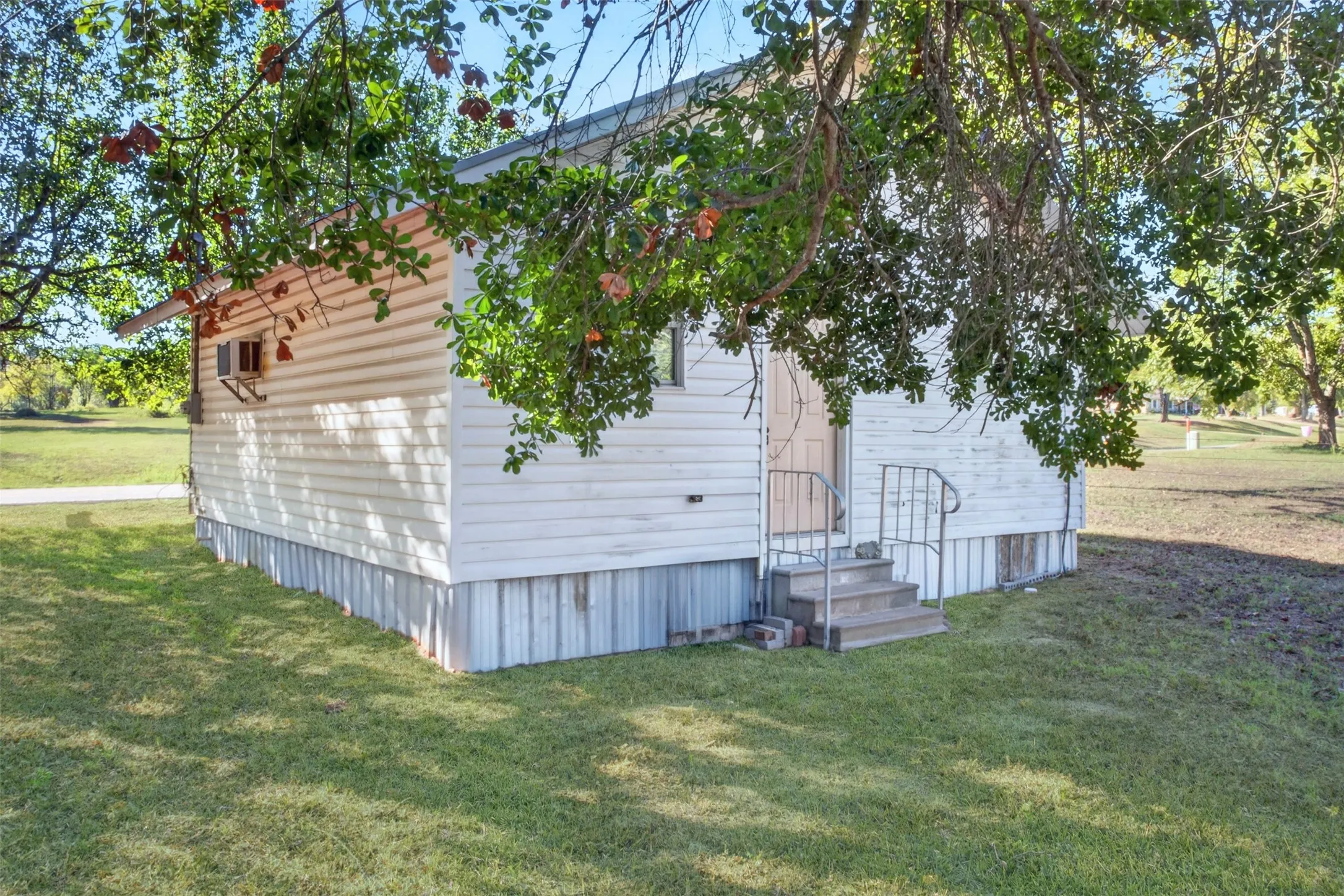 Single Family Residence For Sale in Upshur County , 3166 Fm 49, Gilmer, Texas 75644, 1 Bedroom, 1 Bathroom, Garage spaces, 576 Sqft, built in 1993, mls#21405017, Real Estate Agent in Gilmer, Homes For Sale in Upshur county, Homes For Sale in Gilmer, Realtor in Gilmer Texas, Real Estate Brokerage Independent Realty Texas, Luminita Cordes Realtor