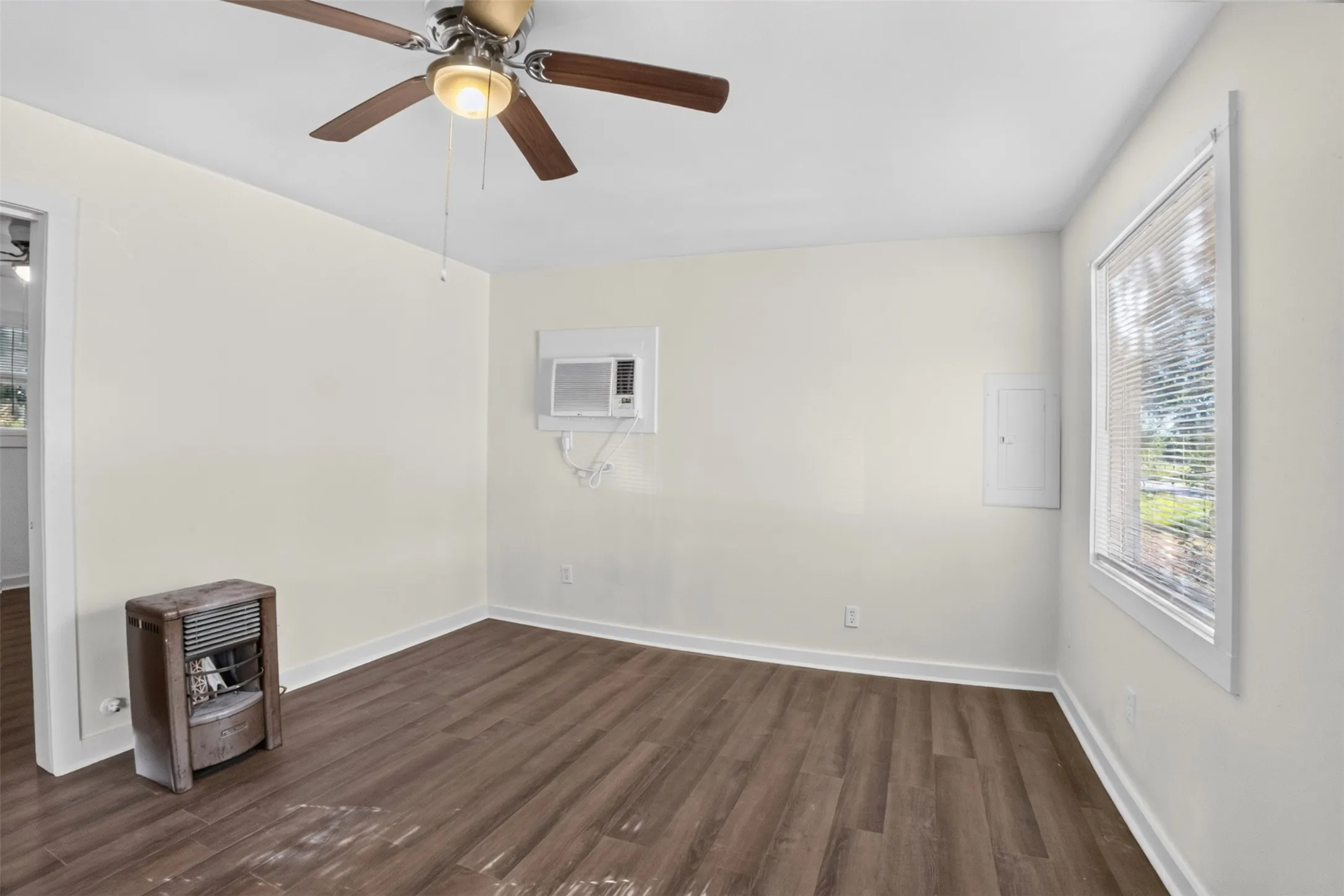 Single Family Residence For Sale in Upshur County , 3166 Fm 49, Gilmer, Texas 75644, 1 Bedroom, 1 Bathroom, Garage spaces, 576 Sqft, built in 1993, mls#21405017, Real Estate Agent in Gilmer, Homes For Sale in Upshur county, Homes For Sale in Gilmer, Realtor in Gilmer Texas, Real Estate Brokerage Independent Realty Texas, Luminita Cordes Realtor
