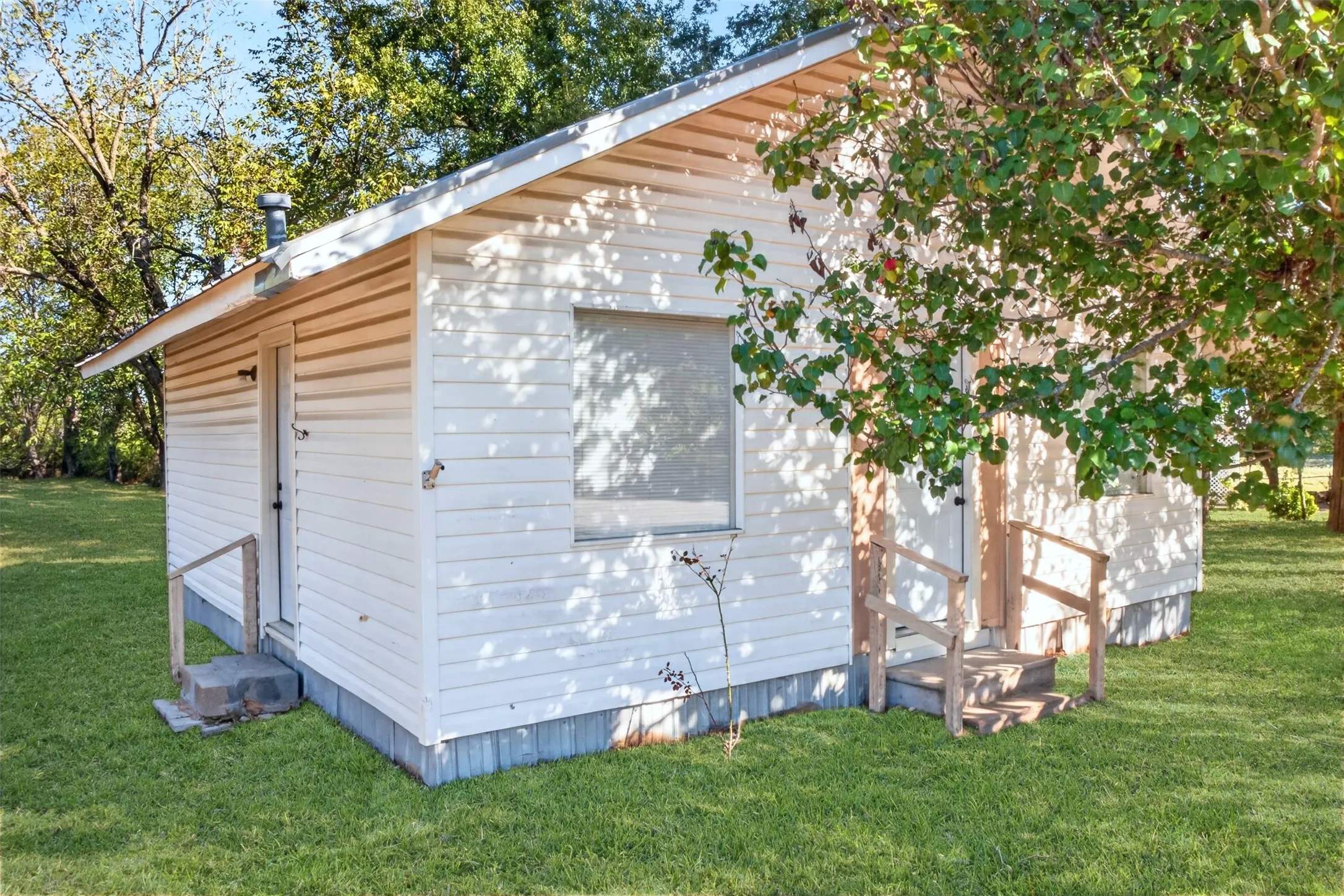 Single Family Residence For Sale in Upshur County , 3166 Fm 49, Gilmer, Texas 75644, 1 Bedroom, 1 Bathroom, Garage spaces, 576 Sqft, built in 1993, mls#21405017, Real Estate Agent in Gilmer, Homes For Sale in Upshur county, Homes For Sale in Gilmer, Realtor in Gilmer Texas, Real Estate Brokerage Independent Realty Texas, Luminita Cordes Realtor