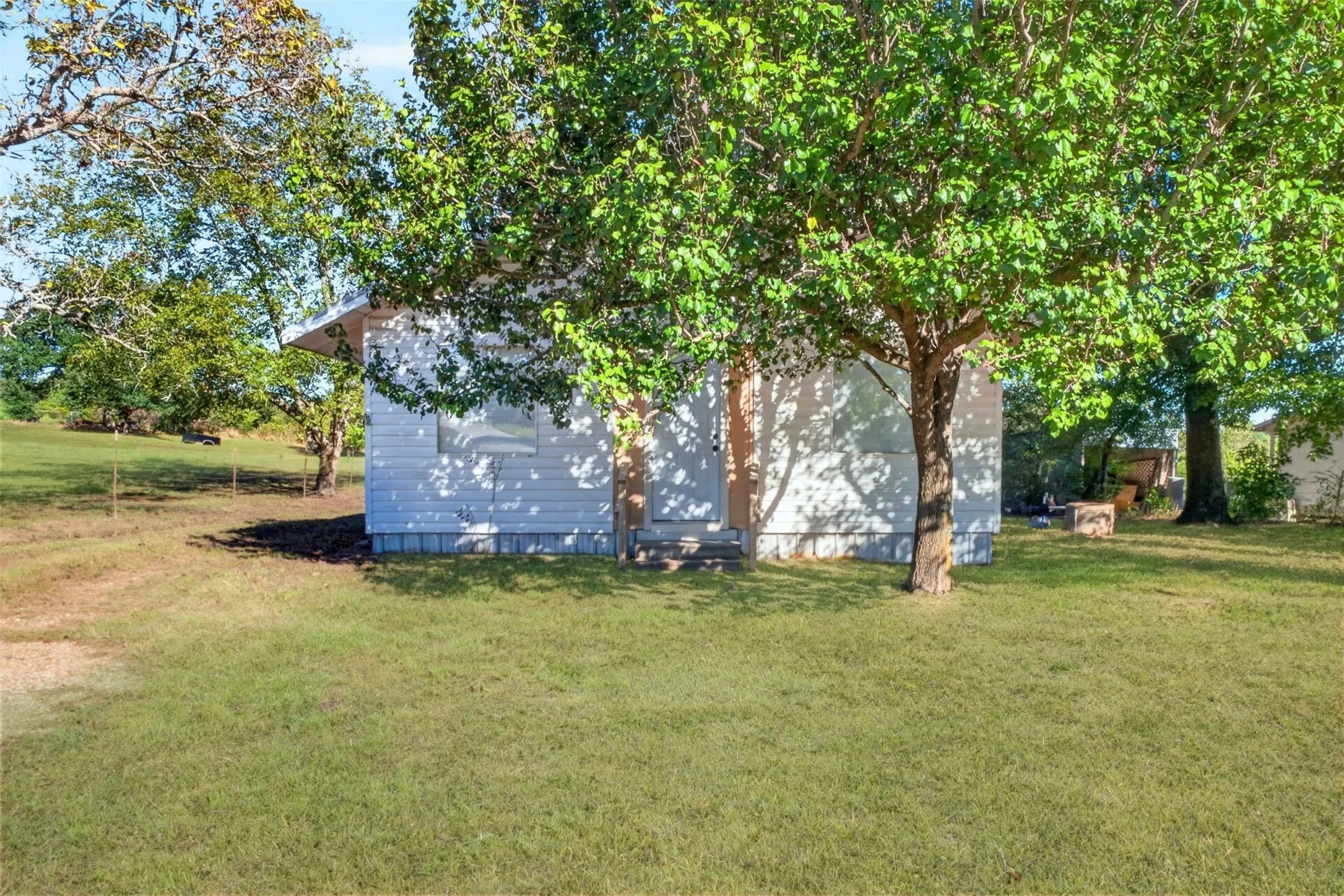 Single Family Residence For Sale in Upshur County , 3166 Fm 49, Gilmer, Texas 75644, 1 Bedroom, 1 Bathroom, Garage spaces, 576 Sqft, built in 1993, mls#21405017, Real Estate Agent in Gilmer, Homes For Sale in Upshur county, Homes For Sale in Gilmer, Realtor in Gilmer Texas, Real Estate Brokerage Independent Realty Texas, Luminita Cordes Realtor