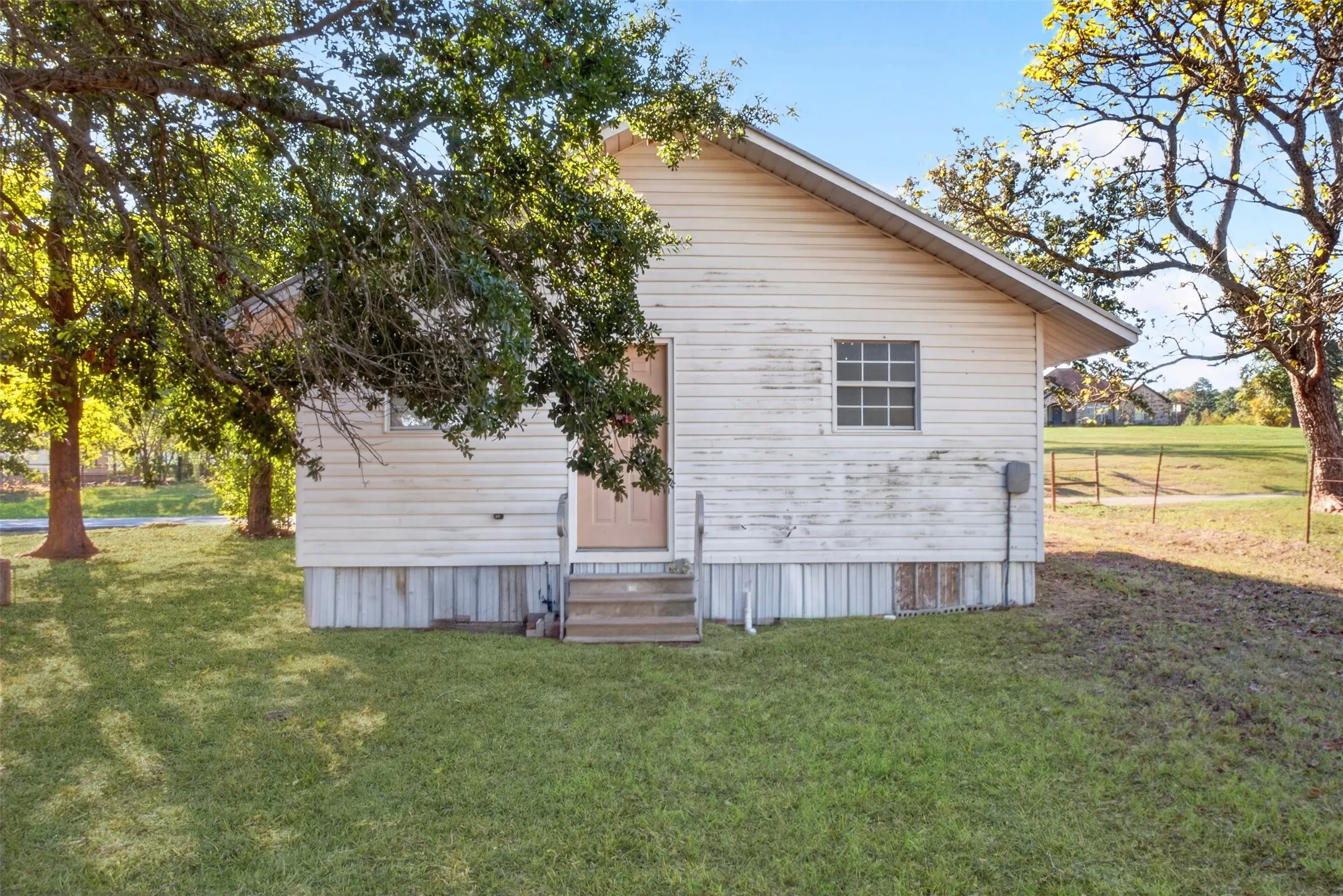 Single Family Residence For Sale in Upshur County , 3166 Fm 49, Gilmer, Texas 75644, 1 Bedroom, 1 Bathroom, Garage spaces, 576 Sqft, built in 1993, mls#21405017, Real Estate Agent in Gilmer, Homes For Sale in Upshur county, Homes For Sale in Gilmer, Realtor in Gilmer Texas, Real Estate Brokerage Independent Realty Texas, Luminita Cordes Realtor