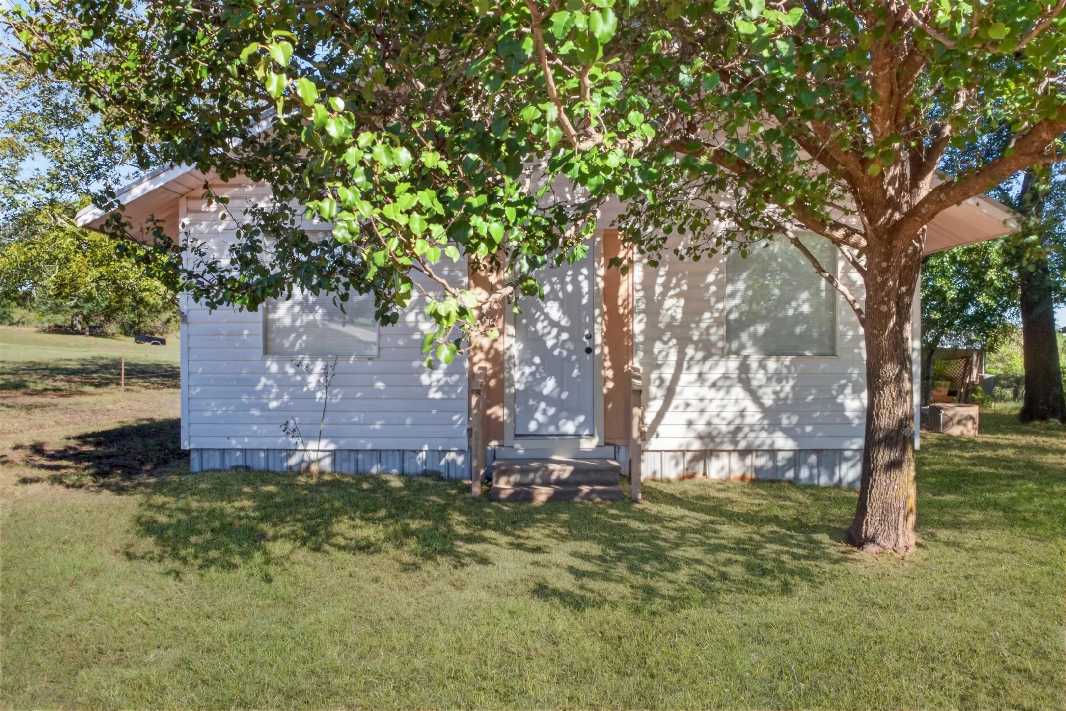 Single Family Residence For Sale in Upshur County , 3166 Fm 49, Gilmer, Texas 75644, 1 Bedroom, 1 Bathroom, Garage spaces, 576 Sqft, built in 1993, mls#21405017, Real Estate Agent in Gilmer, Homes For Sale in Upshur county, Homes For Sale in Gilmer, Realtor in Gilmer Texas, Real Estate Brokerage Independent Realty Texas, Luminita Cordes Realtor